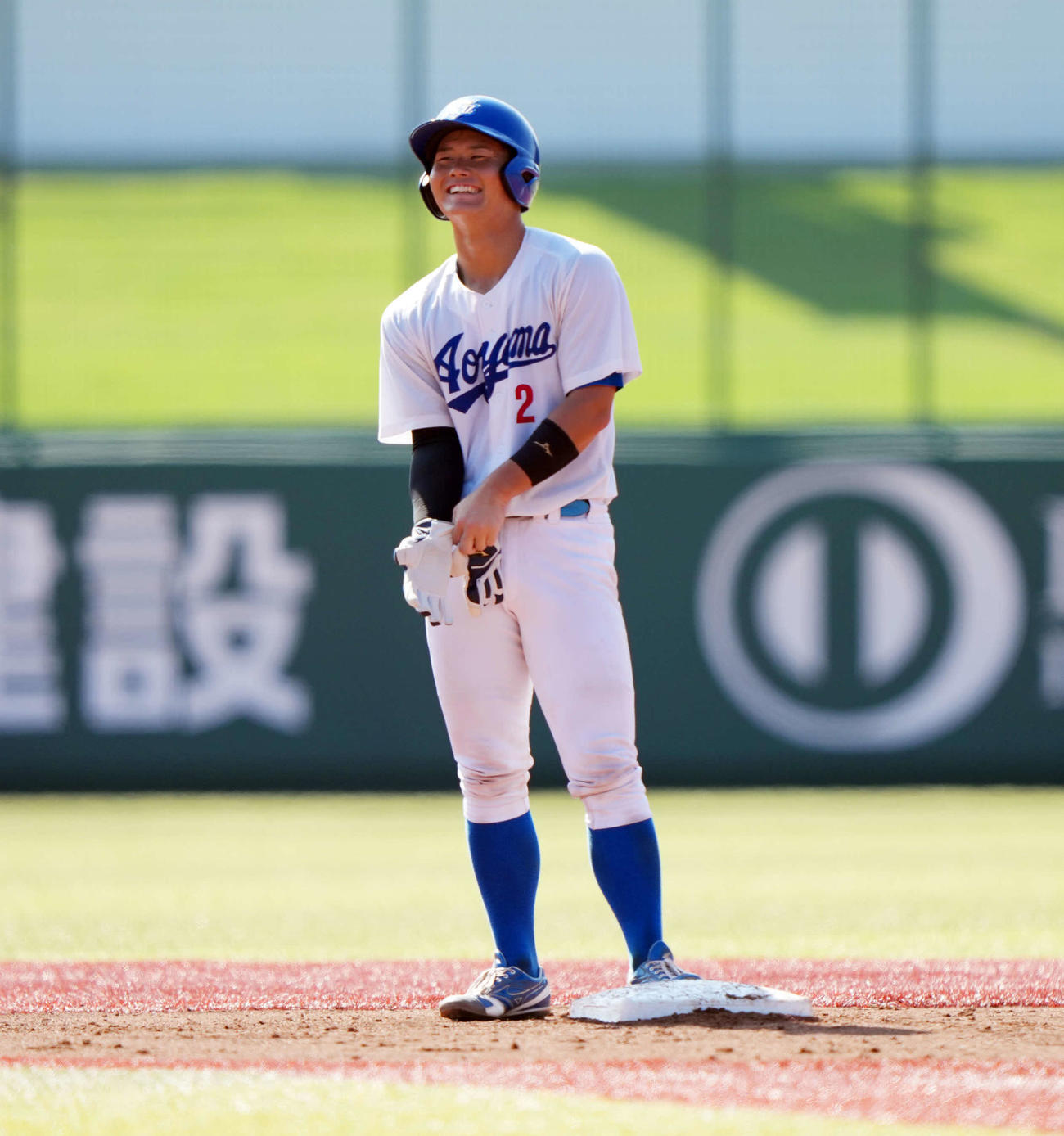 国学院大対青学大　1回裏青学大1死一、二塁、先制2点適時二塁打を放ち笑顔を見せる青学大・渡部（撮影・小島史椰）