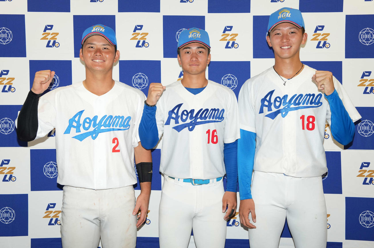 国学院大対青学大　国学院大に勝利し会見でガッツポーズをする、左から渡部、渡辺、鈴木（撮影・小島史椰）