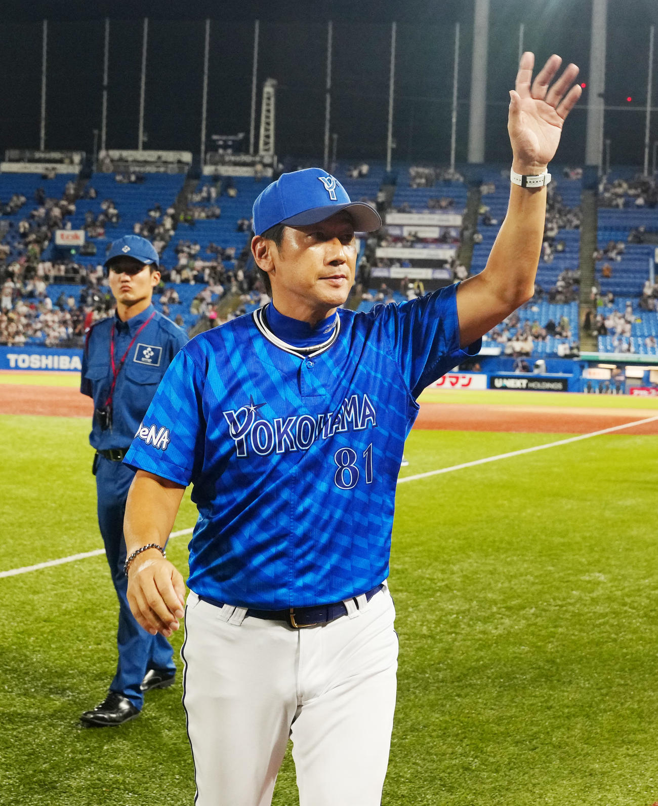 2025年9月13日、ヤクルト対DeNAの試合後、DeNAファンの声援に応える三浦監督（撮影・江口和貴）