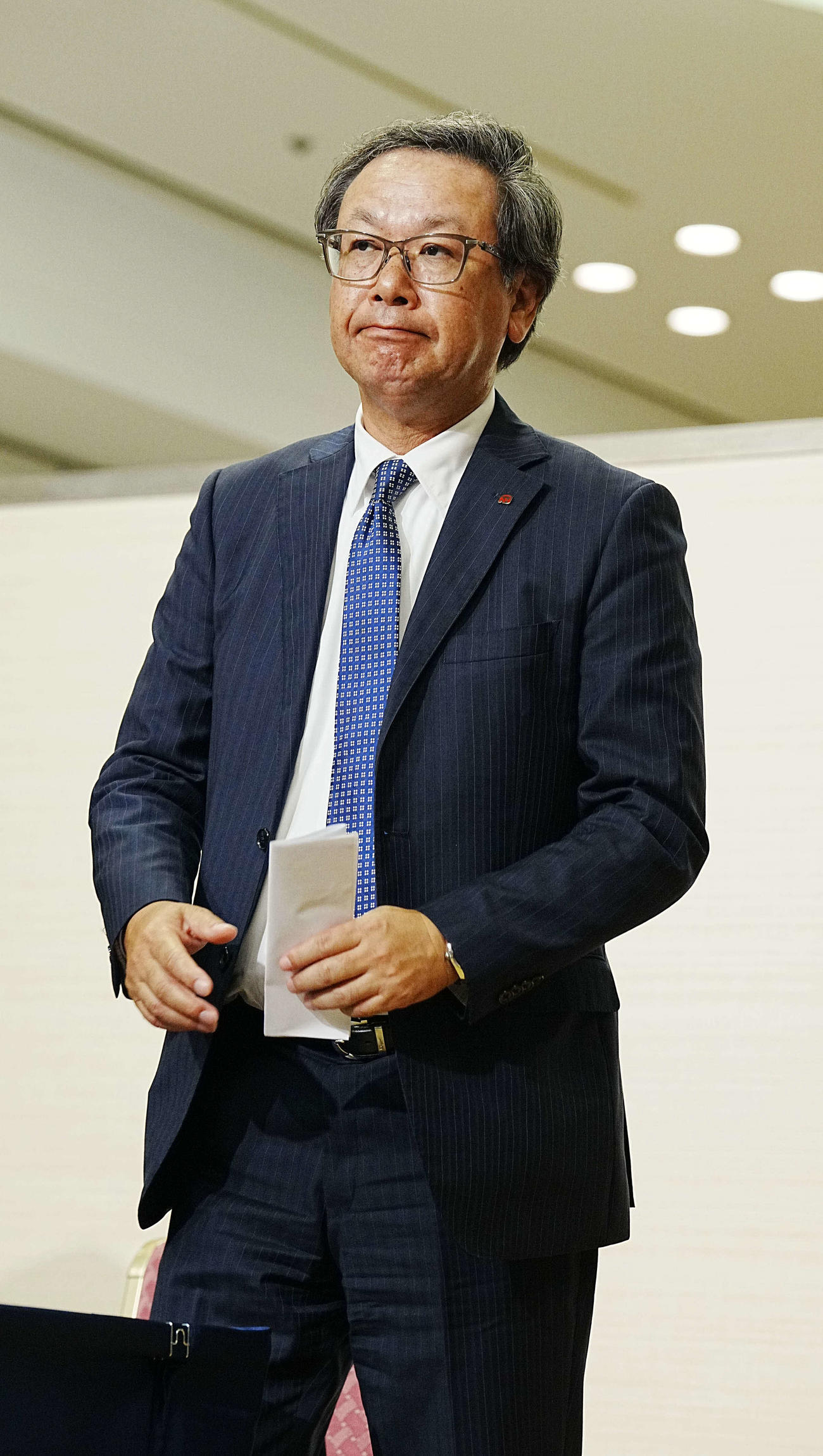 NPBオーナー会議の会見を終え席を立つ議長の日本ハム井川伸久オーナー（撮影・小沢裕）