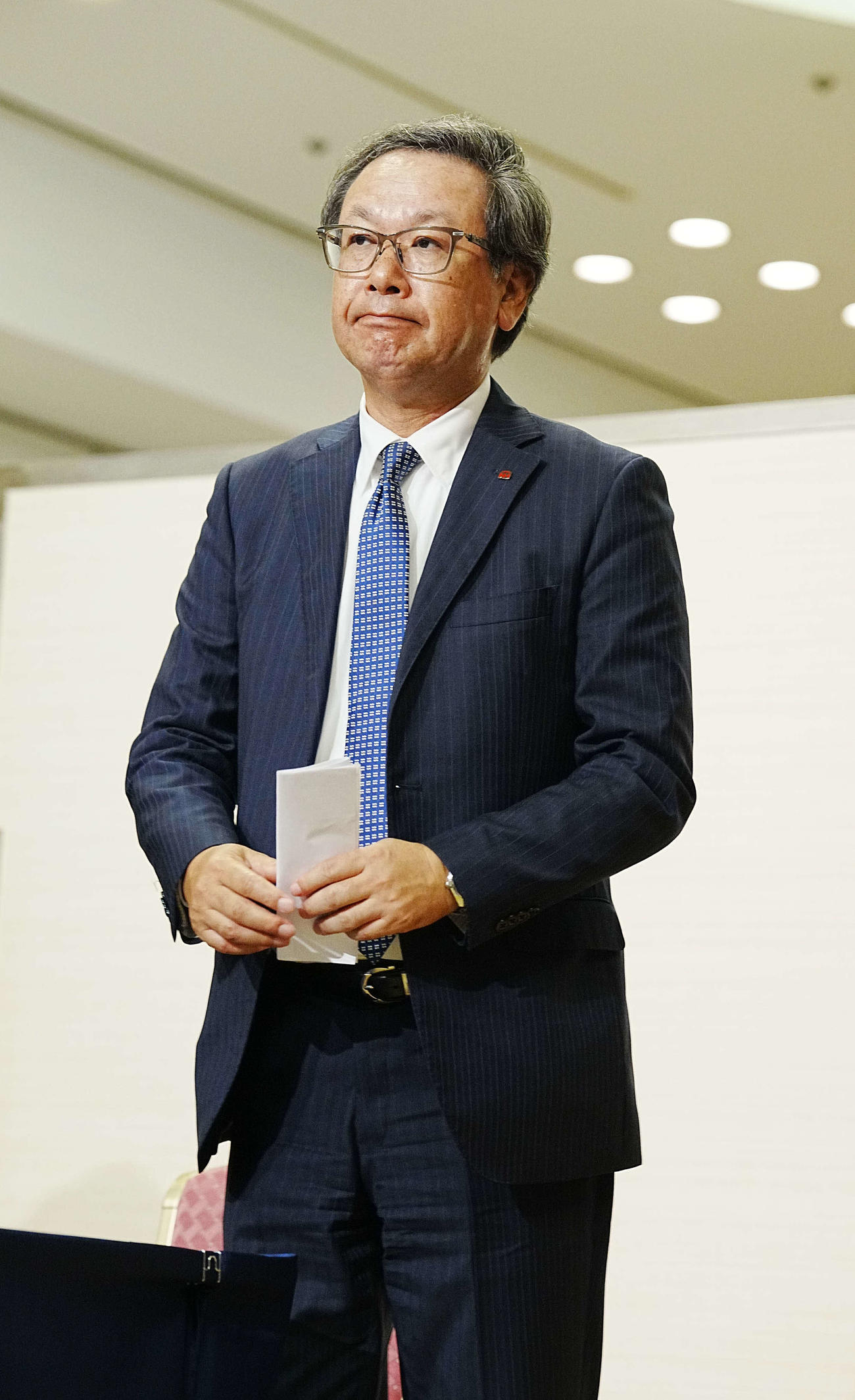 NPBオーナー会議の会見を終え席を立つ議長の日本ハム井川伸久オーナー（撮影・小沢裕）