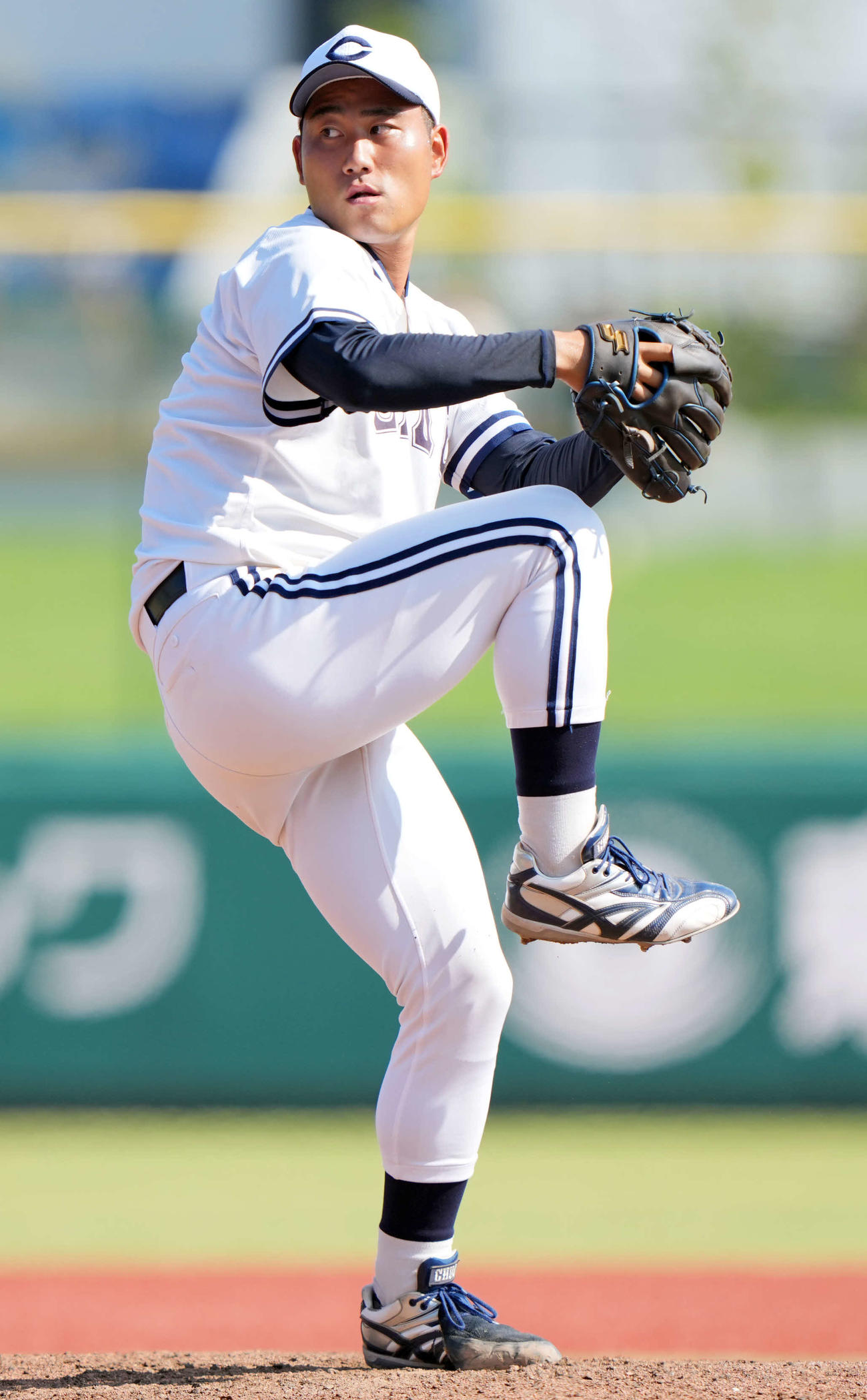 中大対亜大　6回裏に登板し力投する中大・岩城（撮影・小島史椰）
