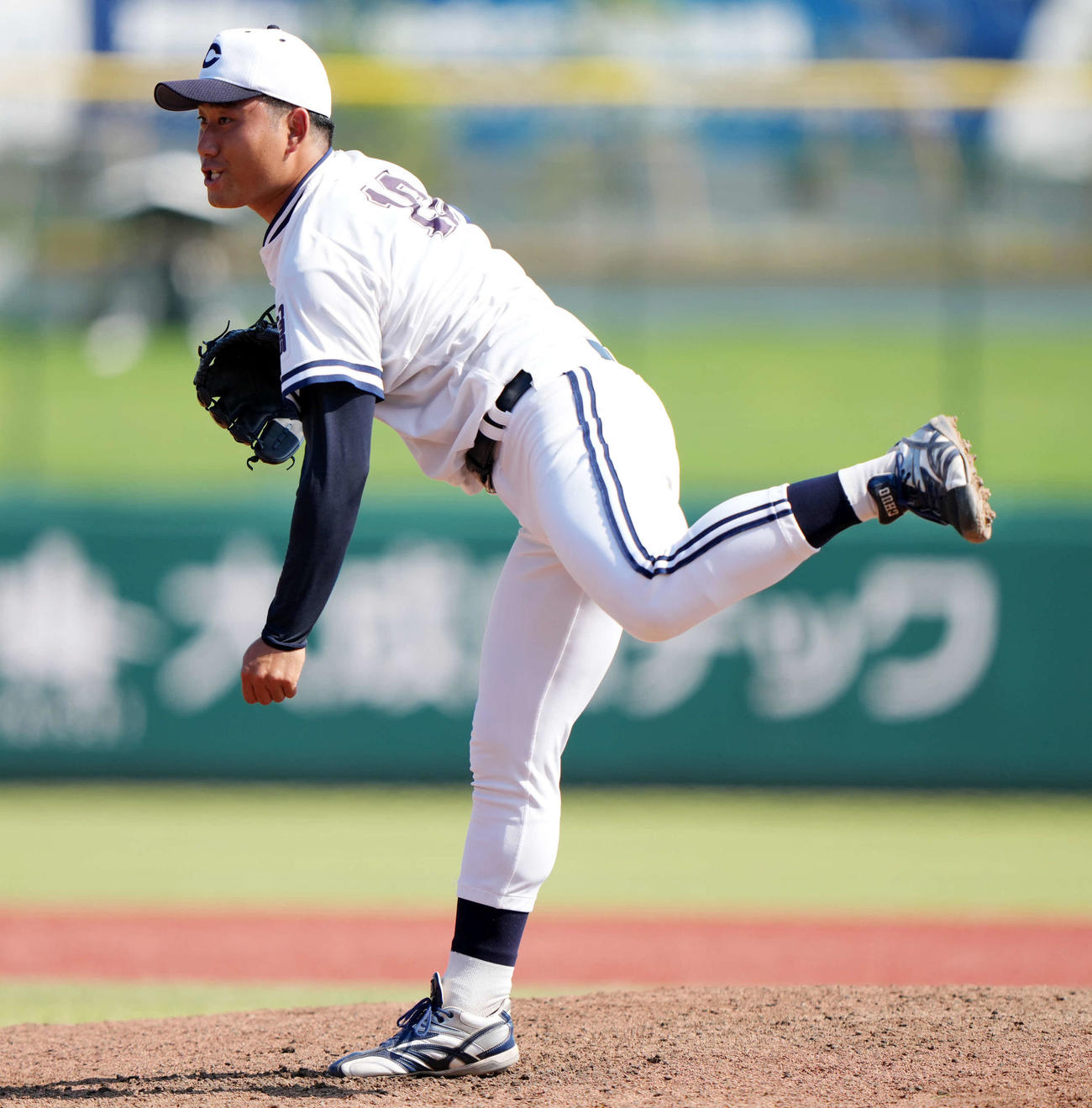 中大対亜大　6回裏に登板し力投する中大・岩城（撮影・小島史椰）