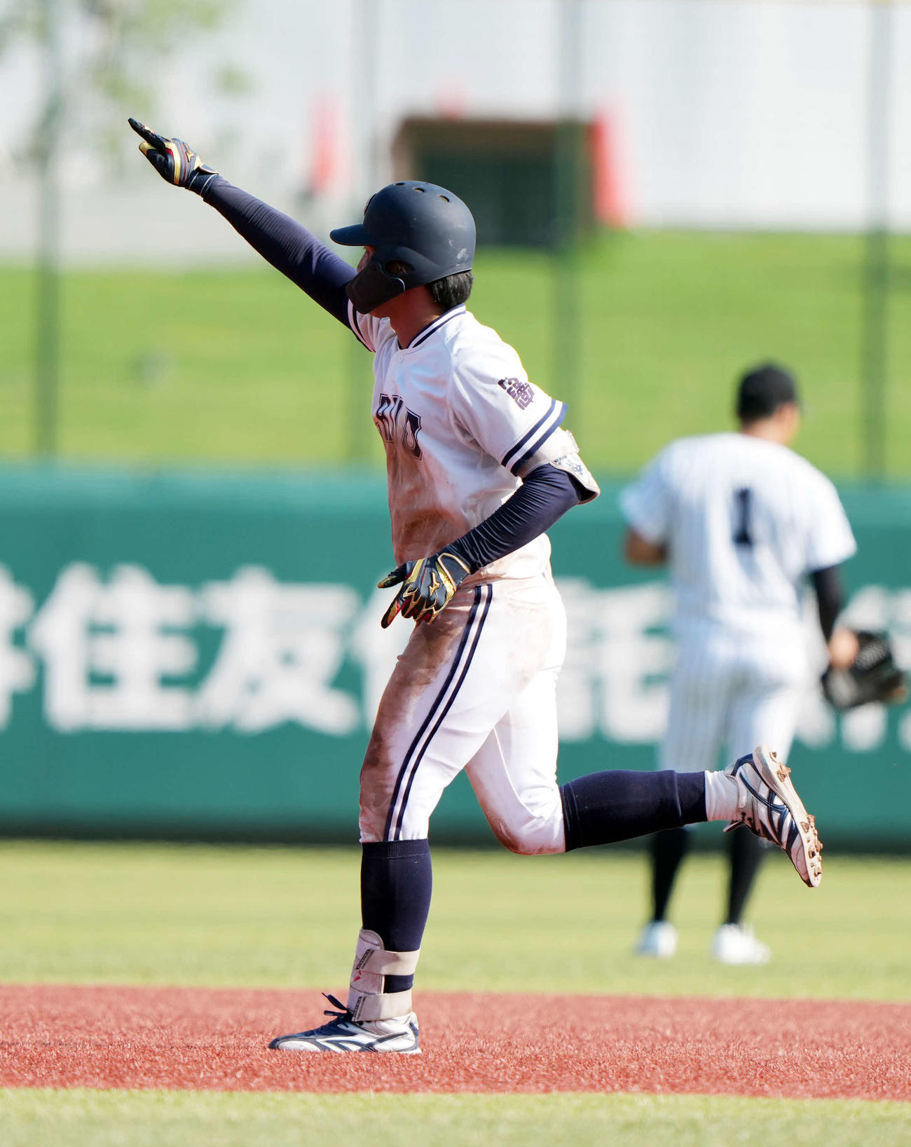 中大対亜大　9回表中大2死三塁、2点本塁打を放つ中大・伊藤（撮影・小島史椰）