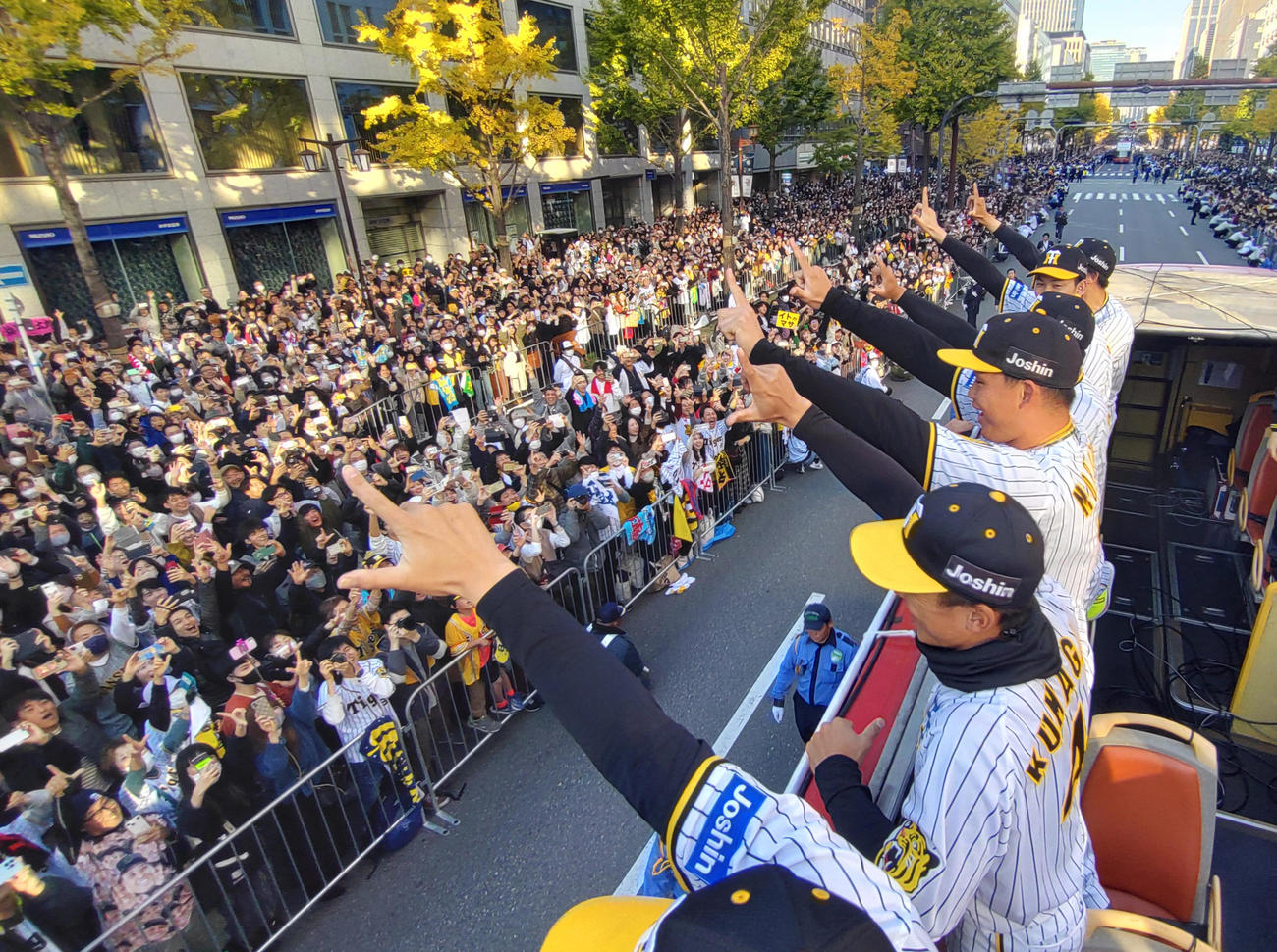 2023年11月23日、大阪・御堂筋での優勝パレードでファンに手を振る阪神森下翔太（手前から3人目）ら