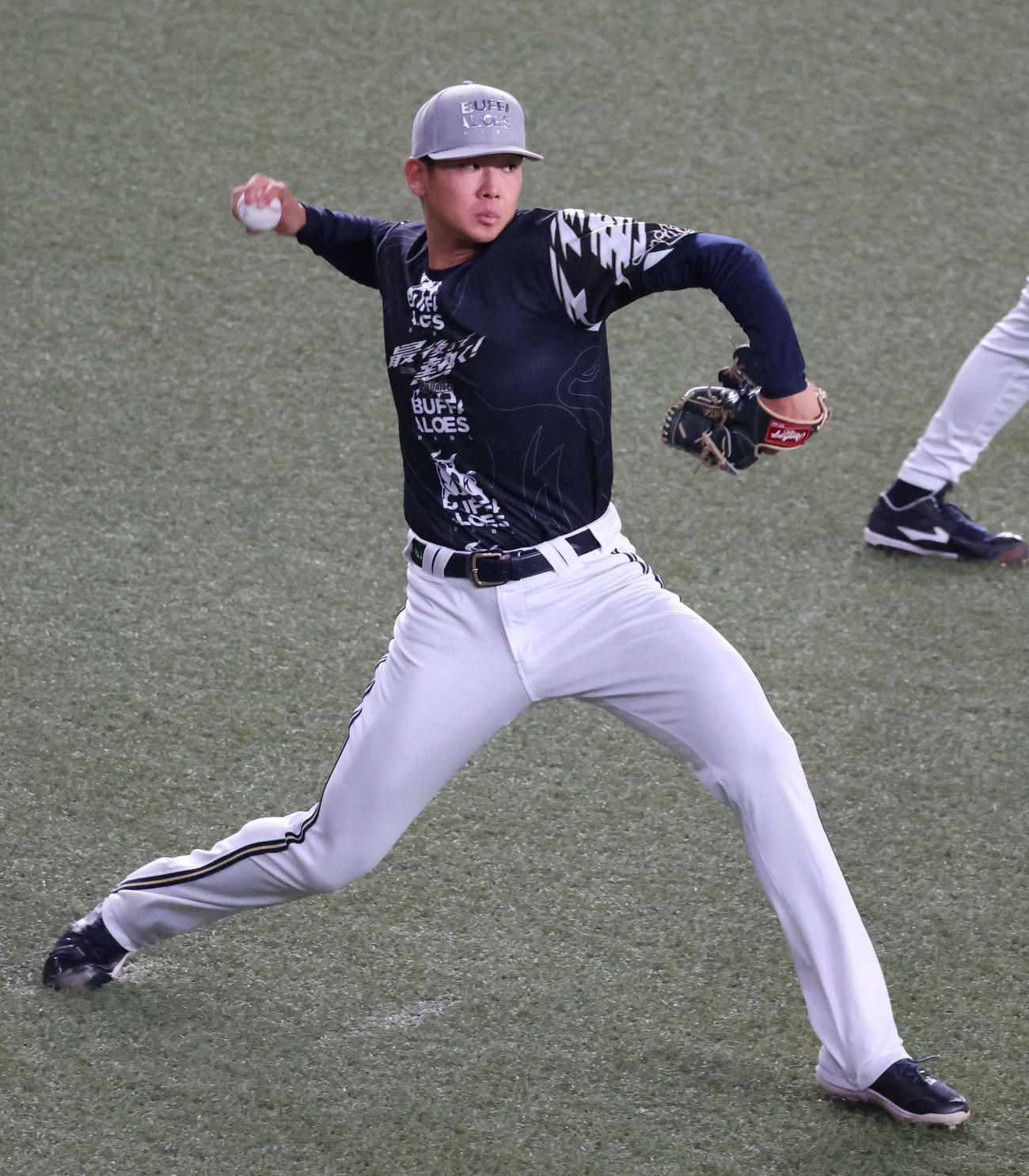 オリックス対ロッテ　キャッチボールで調整するオリックス山下（撮影・西尾就之）