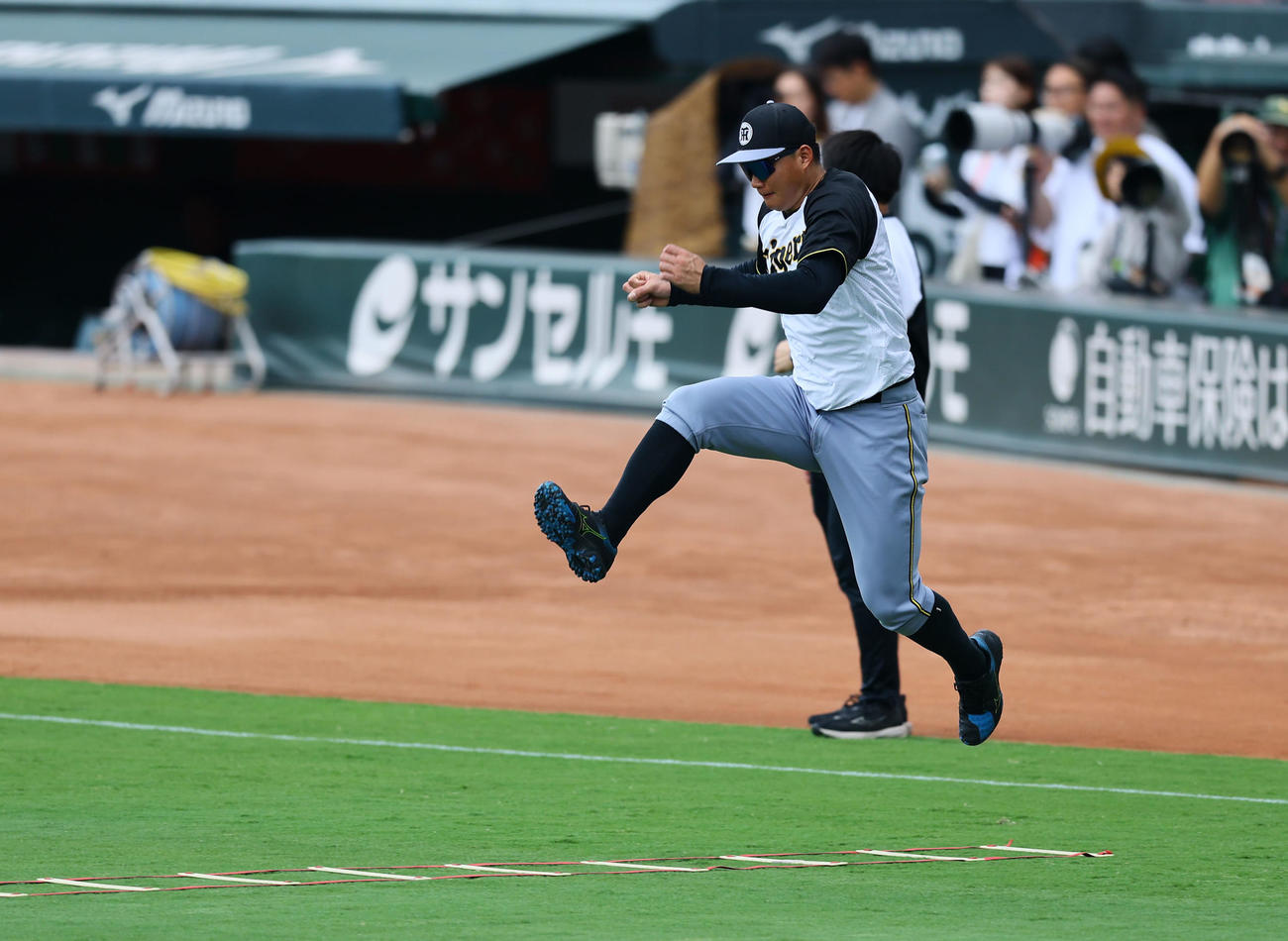 広島対阪神　幅跳びをする阪神森下（撮影・藤尾明華）