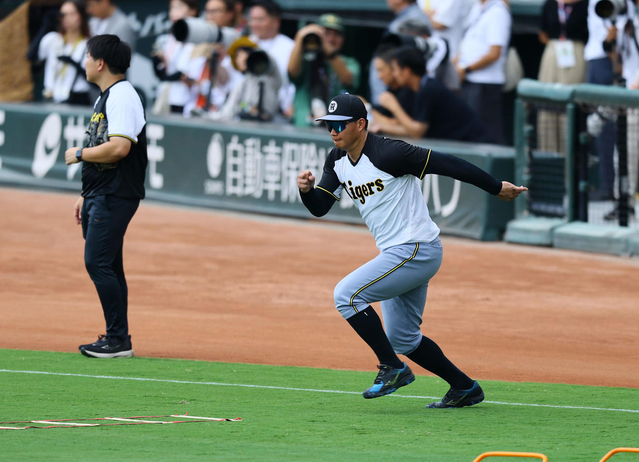 広島対阪神　幅跳びをする阪神森下（撮影・藤尾明華）