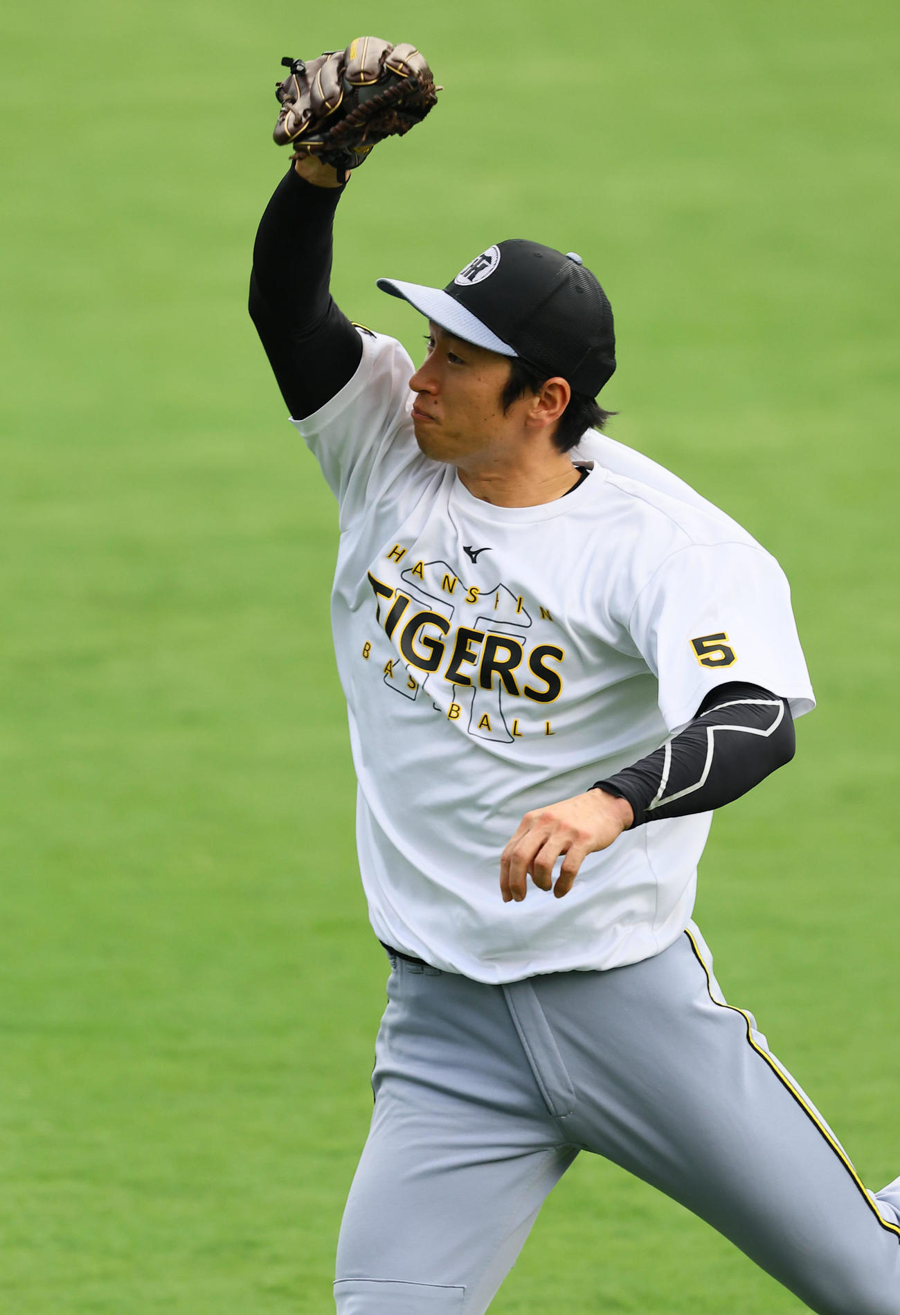 広島対阪神　守備練習をする阪神近本（撮影・藤尾明華）