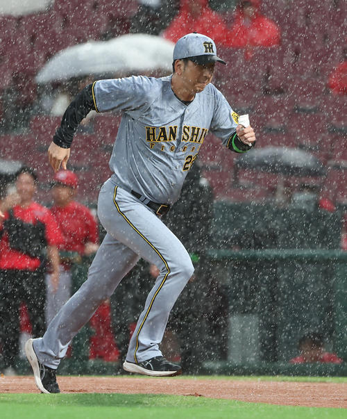 阪神】急な大雨の中…藤川球児監督のレアすぎる「猛ダッシュ」に観客