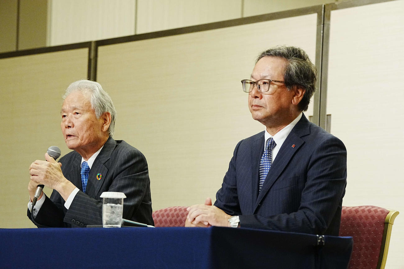 NPBオーナー会議を終え会見する榊原定征コミッショナー。右は議長の日本ハム井川伸久オーナー（撮影・小沢裕）