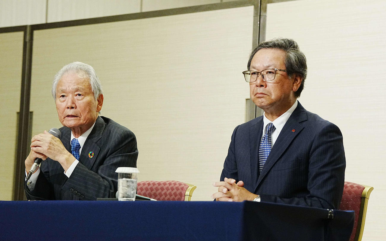 NPBオーナー会議を終え会見する榊原定征コミッショナー。右は議長の日本ハム井川伸久オーナー（撮影・小沢裕）