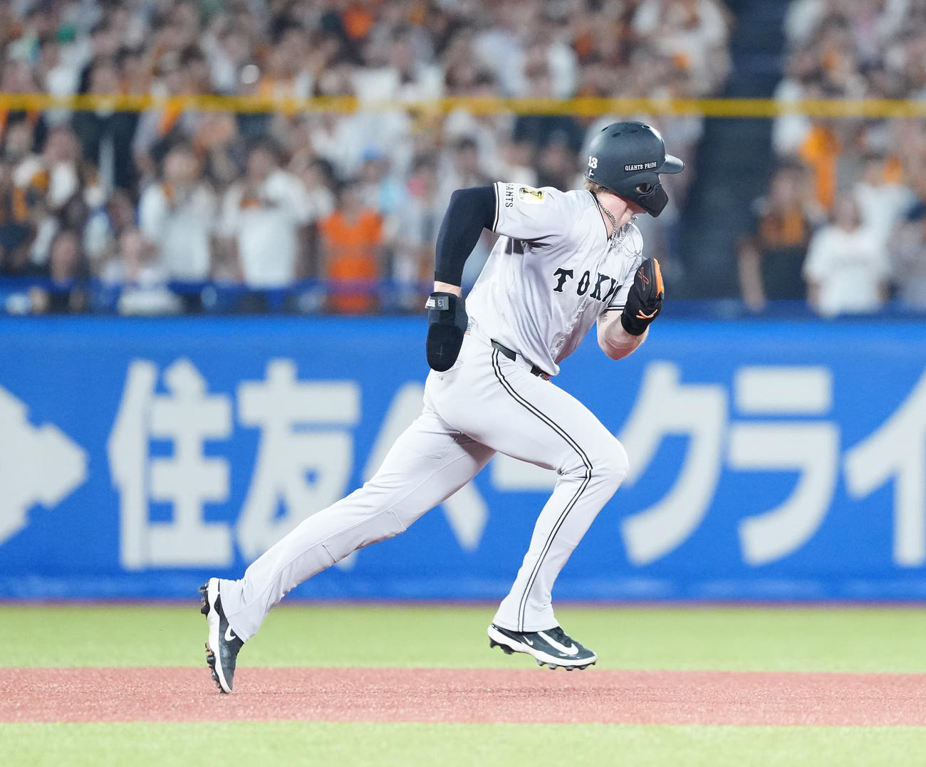 ヤクルト対巨人　1回表巨人1死一塁、泉口の左飛で飛び出した走者キャベッジは一塁へ帰塁できず併殺となる（撮影・江口和貴）
