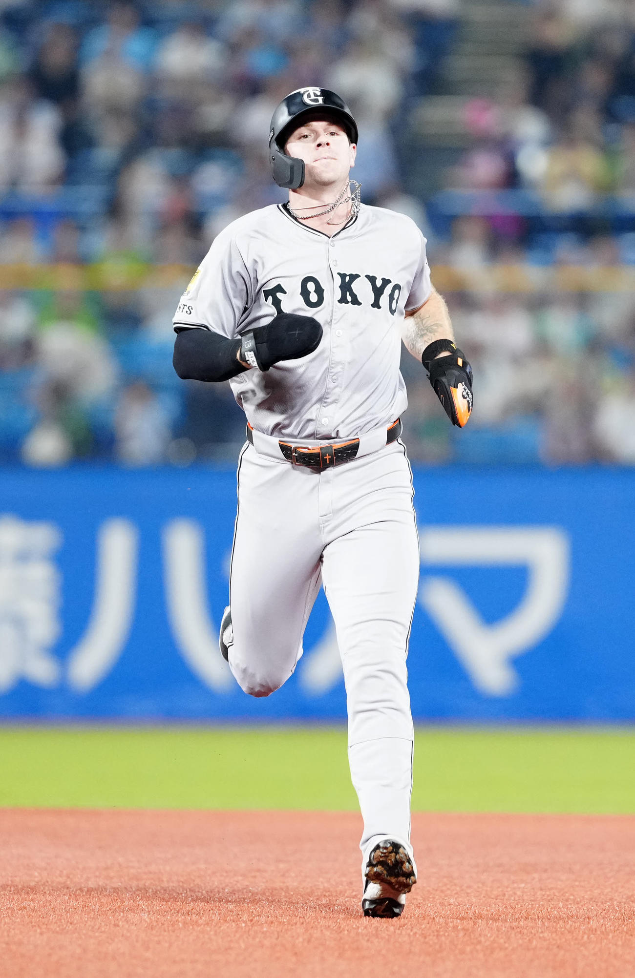 ヤクルト対巨人　1回表巨人1死一塁、泉口の左飛で飛び出した走者キャベッジは一塁へ帰塁できず併殺となる（撮影・江口和貴）