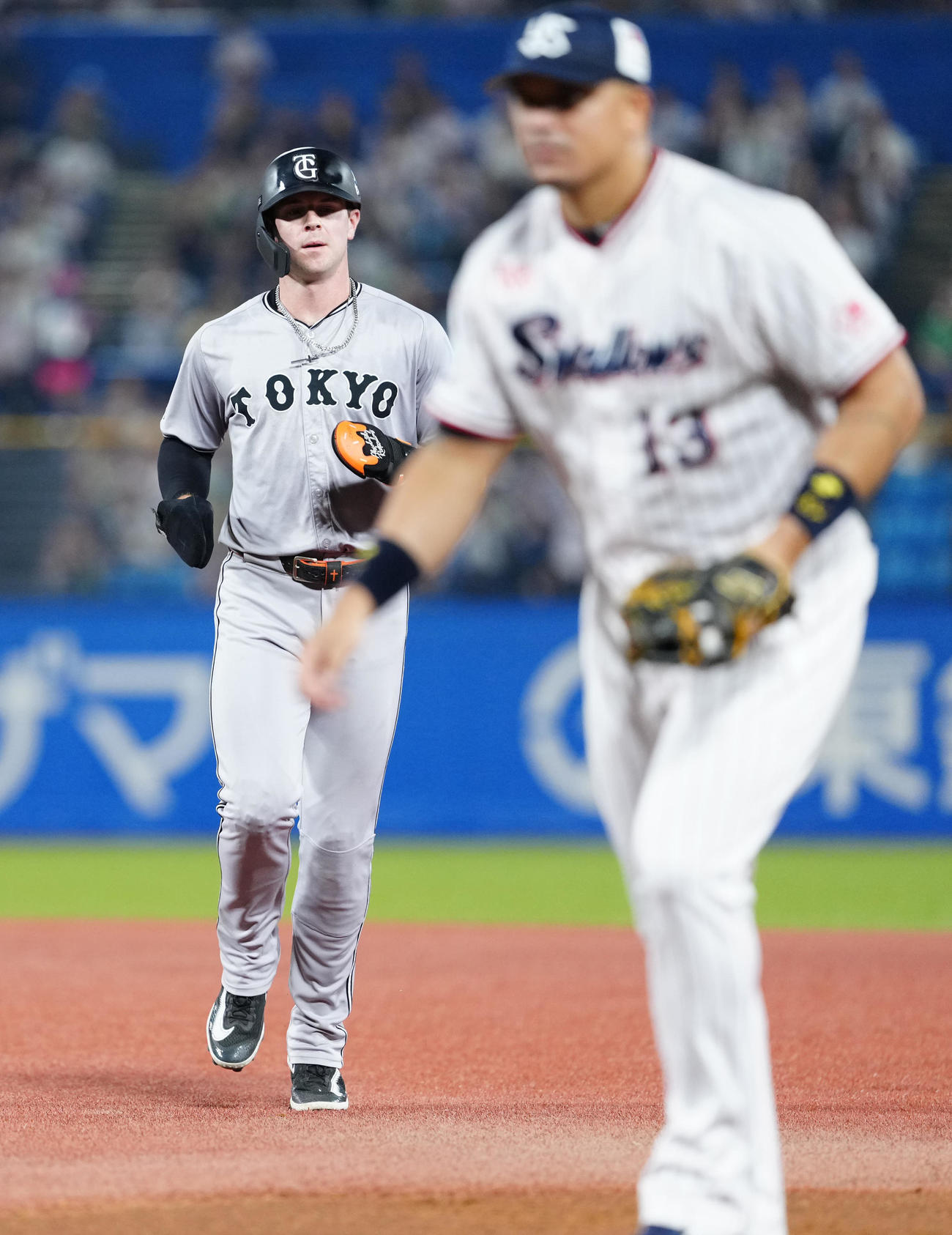 ヤクルト対巨人　1回表巨人1死一塁、泉口の左飛で飛び出した走者キャベッジは一塁へ帰塁できず併殺となる（撮影・江口和貴）