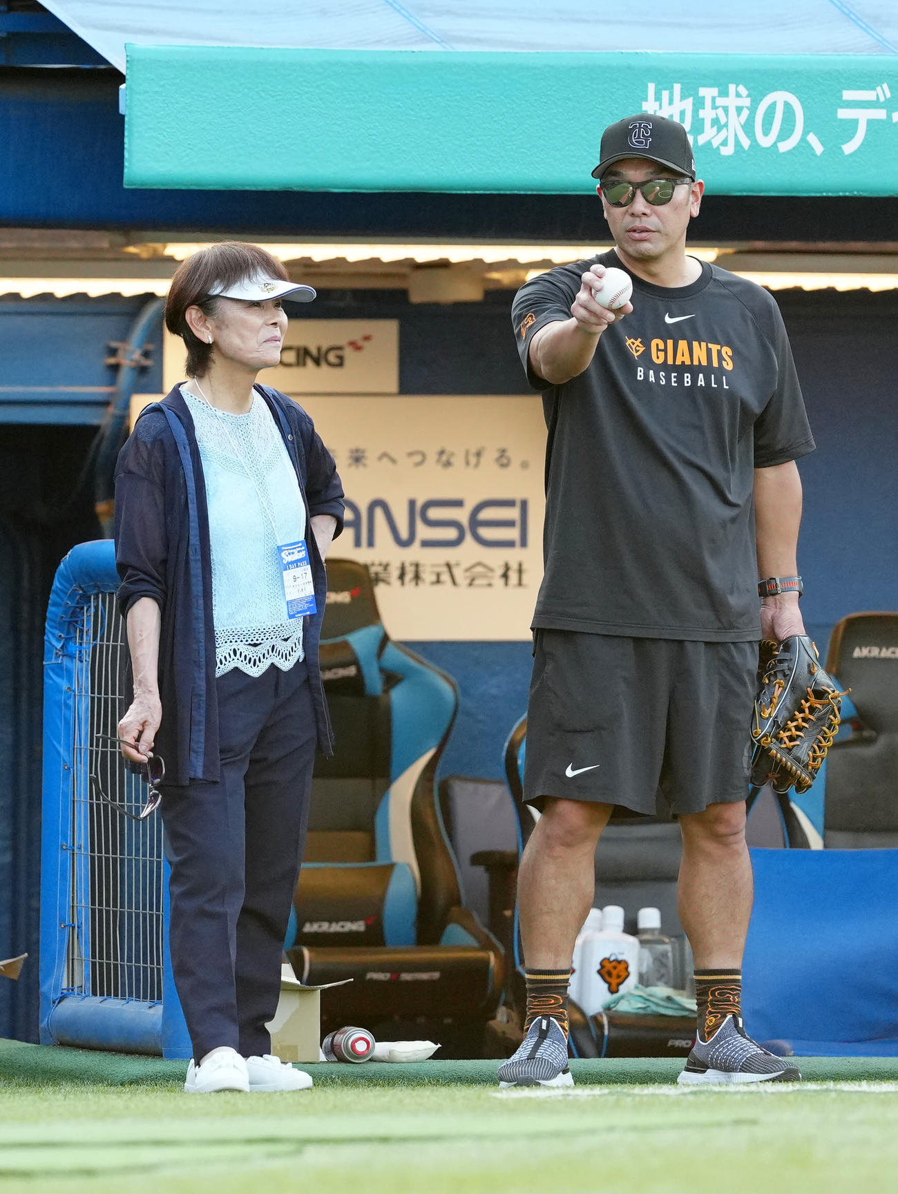 ヤクルト対巨人　試合前練習中、宇津木氏（左）と言葉を交わす巨人阿部監督（撮影・江口和貴）