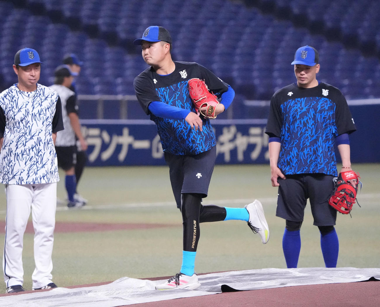 試合前、石田裕太郎（中央）はマウンドをチェックする（撮影・森本幸一）
