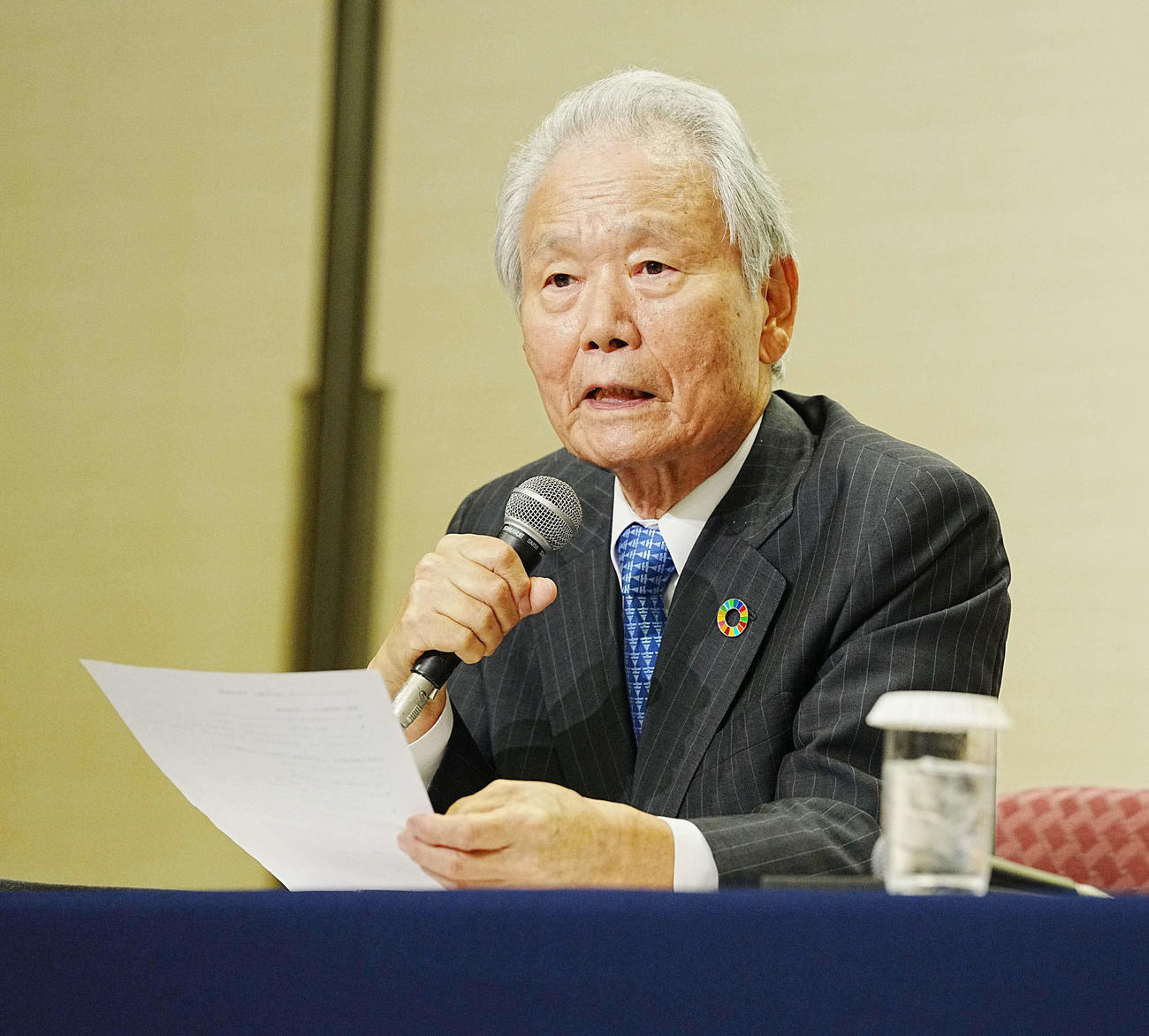 オーナー会議を終え会見する榊原定征コミッショナー（撮影・小沢裕）
