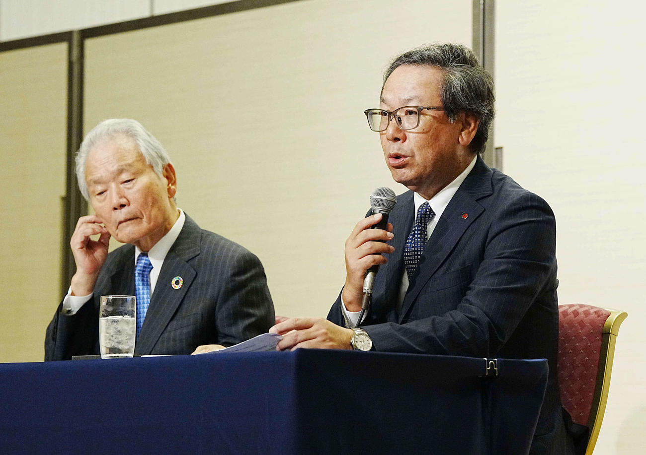 NPBオーナー会議を終え会見する日本ハム井川伸久オーナー。左は榊原定征コミッショナー（撮影・小沢裕）
