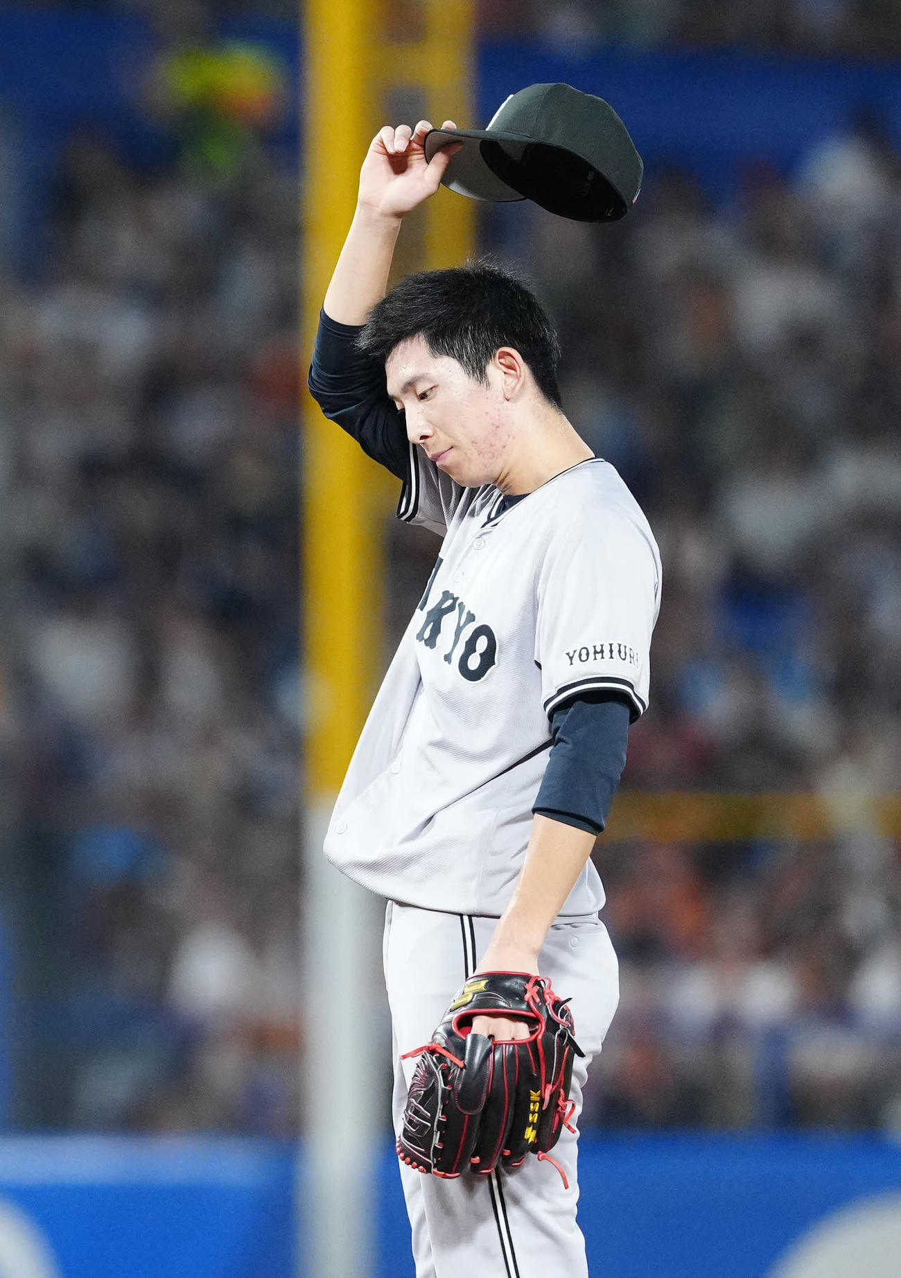 ヤクルト対巨人　1回裏ヤクルト1死一、二塁、村上に四球を与えた戸郷（撮影・江口和貴）