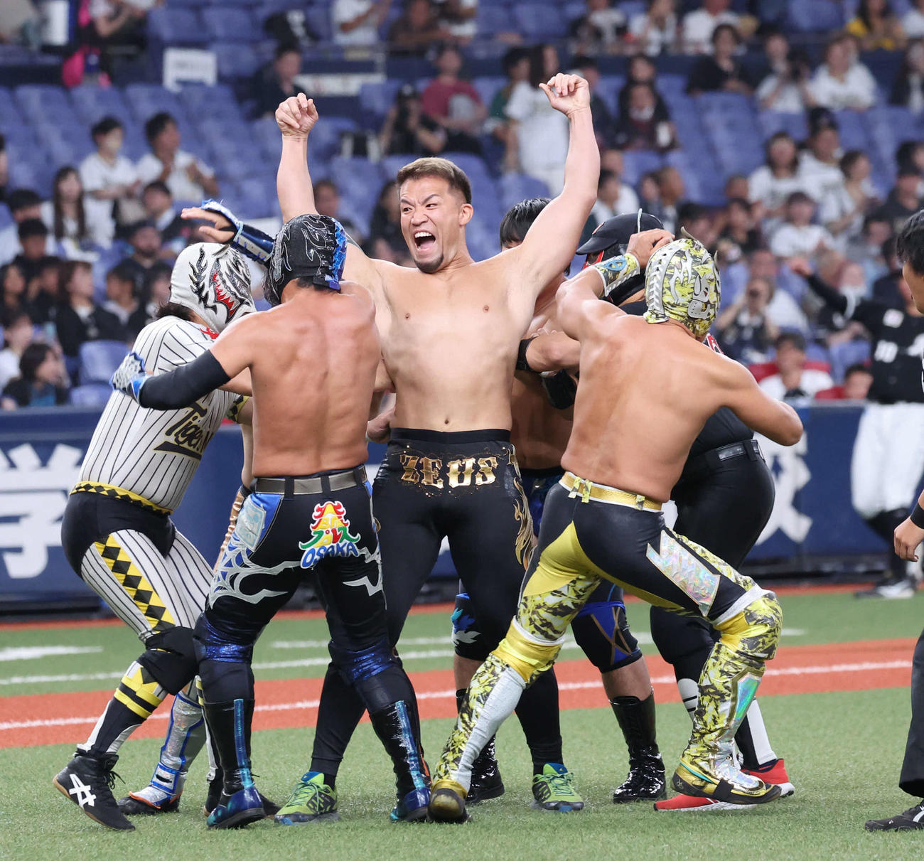 オリックス対ロッテ　特別始球式登板を決める戦いが大阪プロレスで起こり、ゼウスが他のレスラーをなぎ倒し、権利を得る（撮影・西尾就之）
