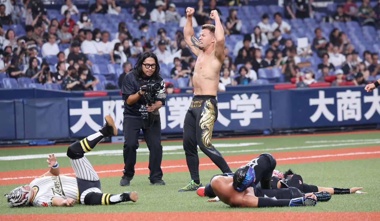 オリックス対ロッテ　特別始球式登板を決める戦いが大阪プロレスで起こり、ゼウスが他のレスラーをなぎ倒し、権利を得る（撮影・西尾就之）