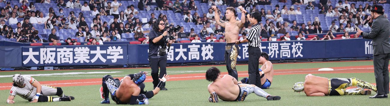 オリックス対ロッテ　特別始球式登板を決める戦いが大阪プロレスで起こり、ゼウスが他のレスラーをなぎ倒し、権利を得る（撮影・西尾就之）