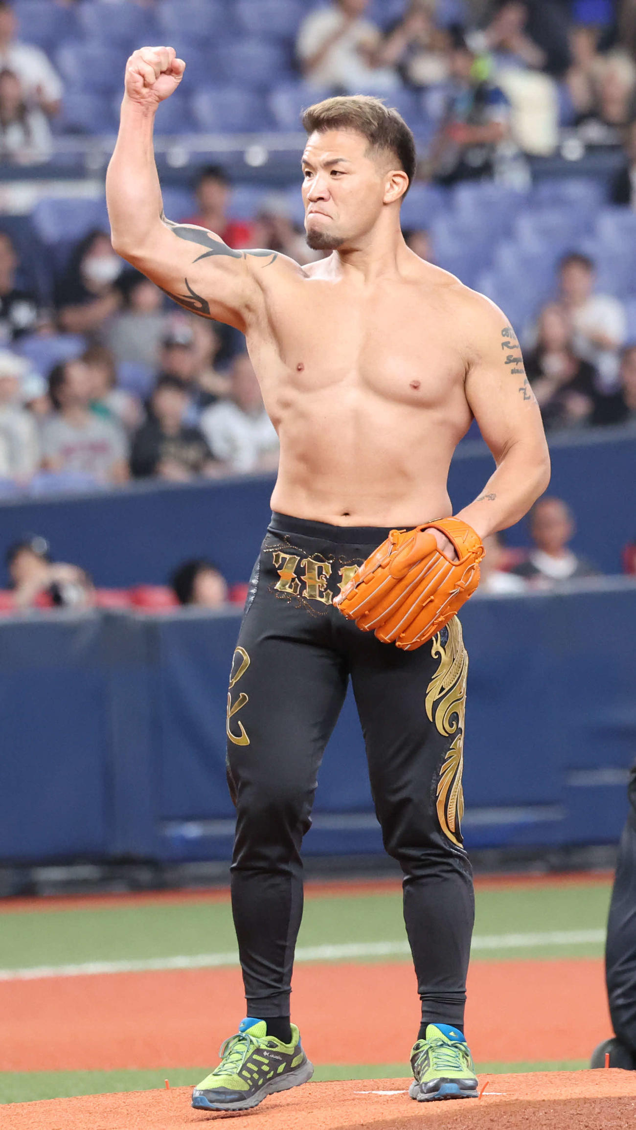 オリックス対ロッテ　特別始球式登板争奪戦を制し投球すた大阪プロレスのゼウスは力強くガッツポーズ（撮影・西尾就之）