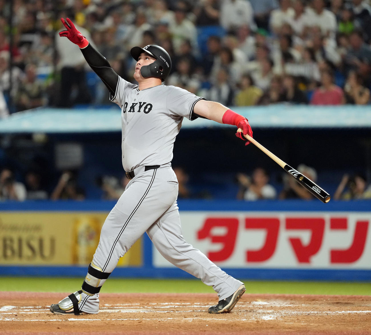 ヤクルト対巨人　2回表巨人2死一塁、左越えに同点の2点本塁打を放ち打球の行方を見るリチャード（撮影・たえ見朱実）