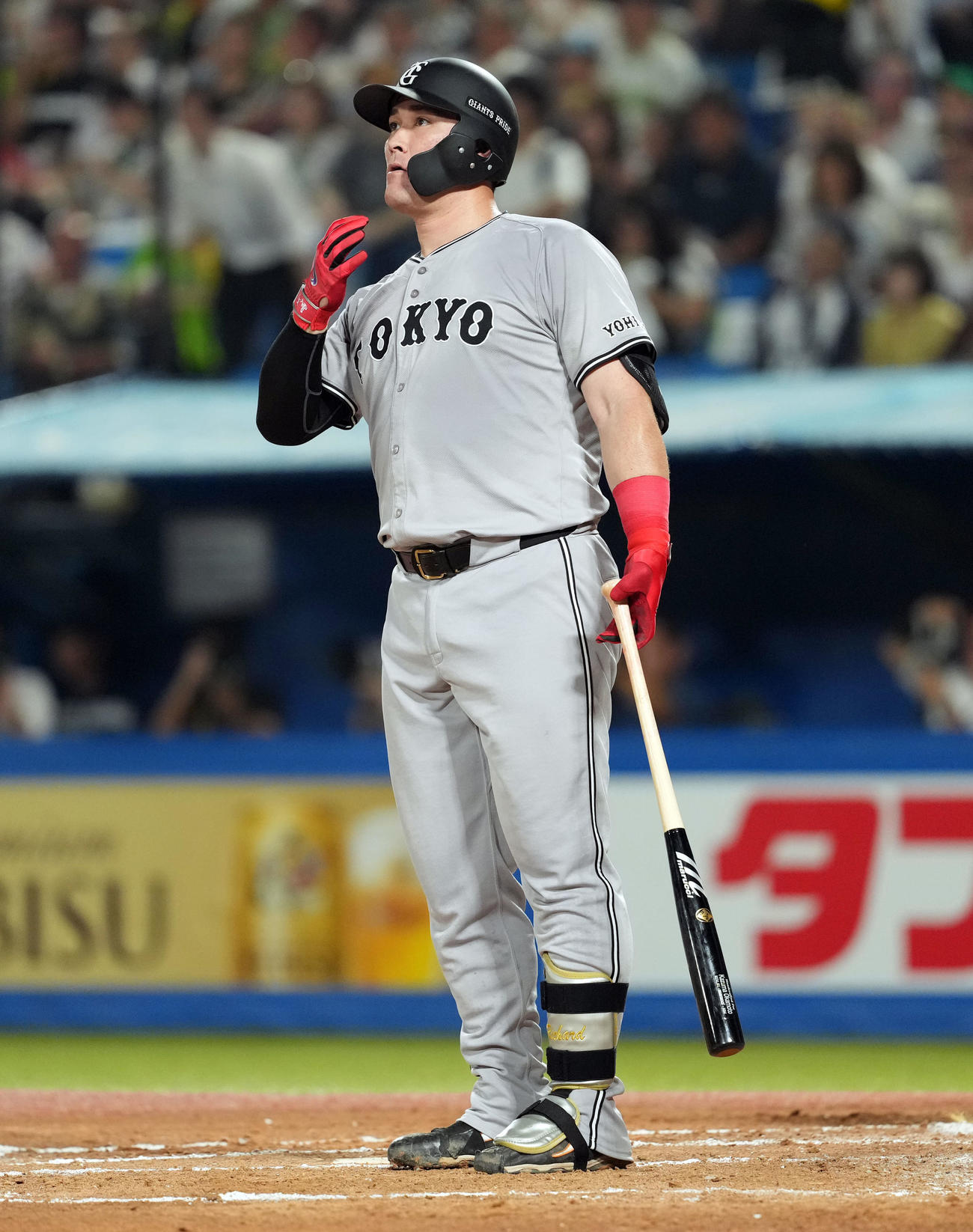 ヤクルト対巨人　2回表巨人2死一塁、左越えに同点の2点本塁打を放ち打球の行方を見るリチャード（撮影・たえ見朱実）