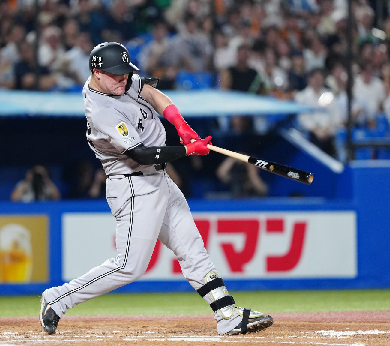 ヤクルト対巨人　2回表巨人2死一塁、左越え2点本塁打を放つリチャード（撮影・江口和貴）