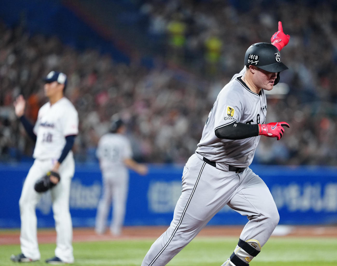 ヤクルト対巨人　2回表巨人2死一塁、2点本塁打を放ち左翼を指さすリチャード。左は奥川（撮影・江口和貴）