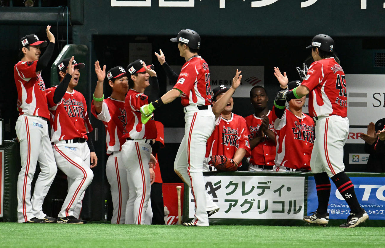 ソフトバンク対西武　2回裏ソフトバンク2死満塁、牧原大の適時打で生還した周東（中央）はナインとタッチを交わす（撮影・林敢治）