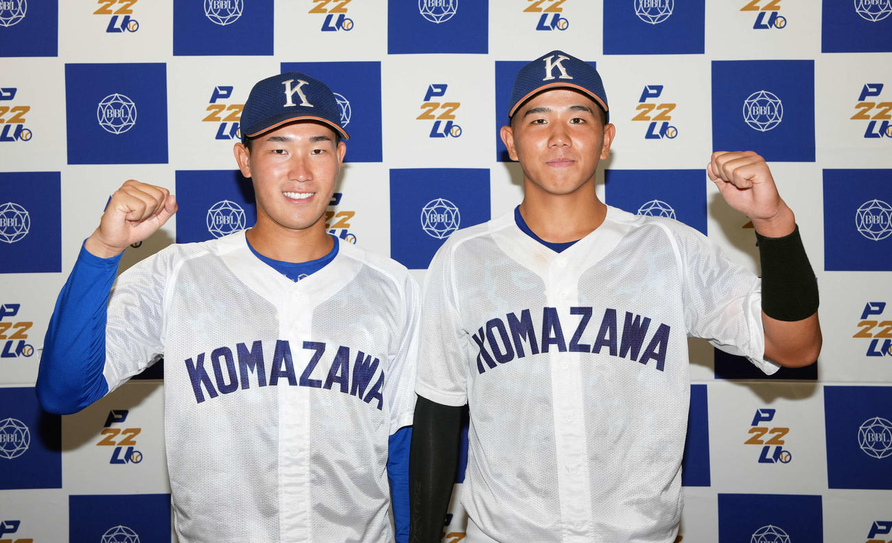 駒大対東洋大　東洋大に勝利し会見でガッツポーズをする駒大・仲井（左）と武富（撮影・小島史椰）