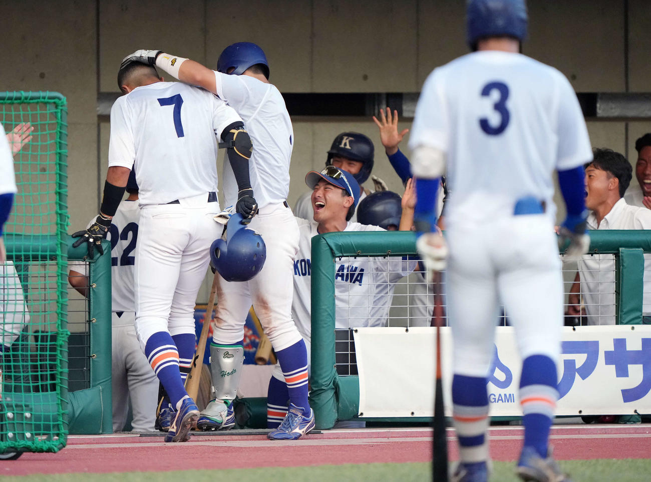 駒大対東洋大　6回表駒大1死一、三塁、3点本塁打を放ち、駒大ナインに祝福される駒大・武富（左）（撮影・小島史椰）