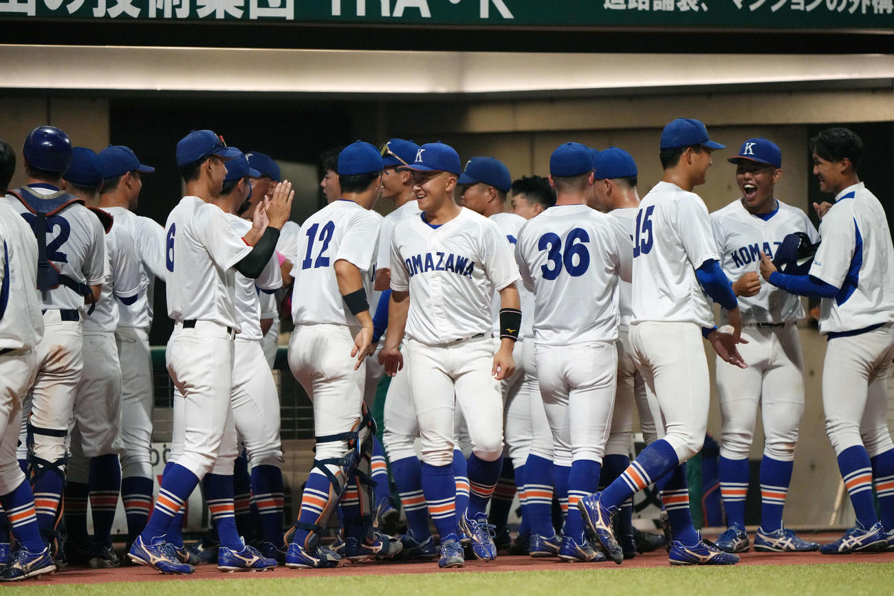 駒大対東洋大　東洋大に勝利し笑顔を見せる駒大の選手たち（撮影・小島史椰）