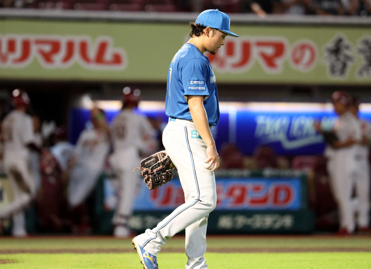 楽天対日本ハム　3回裏楽天1死三塁、武藤に同点犠飛を許し、うつむく伊藤（撮影・浅見桂子）