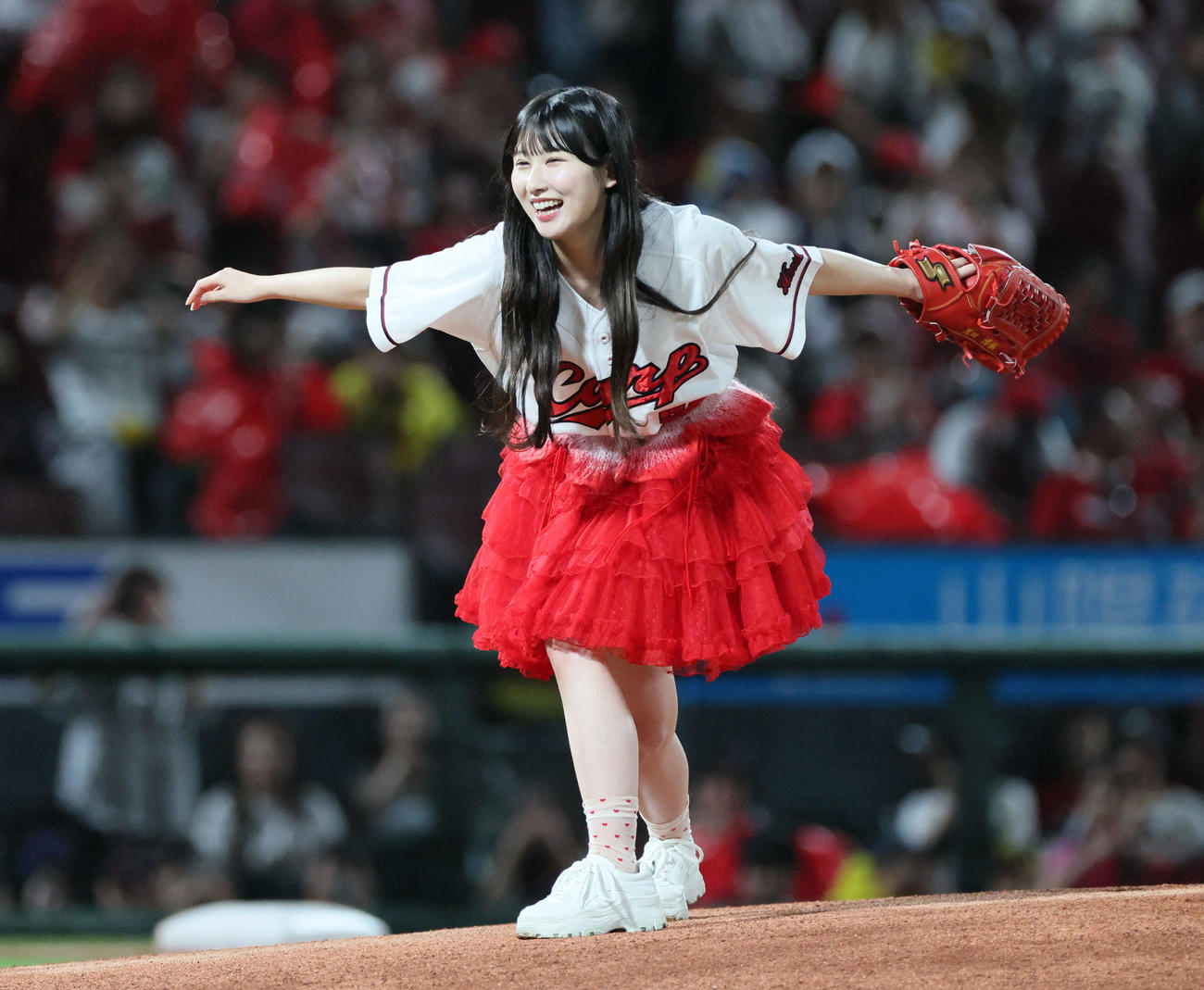 広島対阪神　始球に登場した＝LOVEの山本杏奈（撮影・加藤孝規）