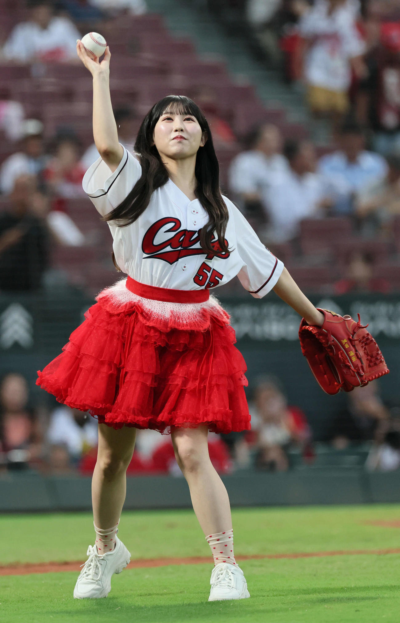 広島対阪神　始球式の練習をする＝LOVEの山本杏奈（撮影・加藤孝規）