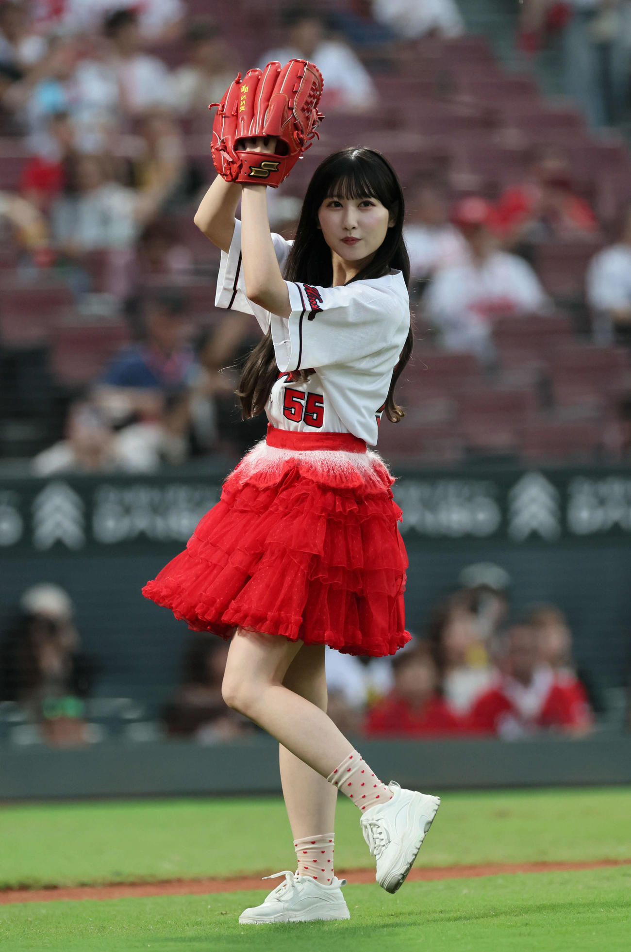 広島対阪神　始球式の練習をする＝LOVEの山本杏奈（撮影・加藤孝規）