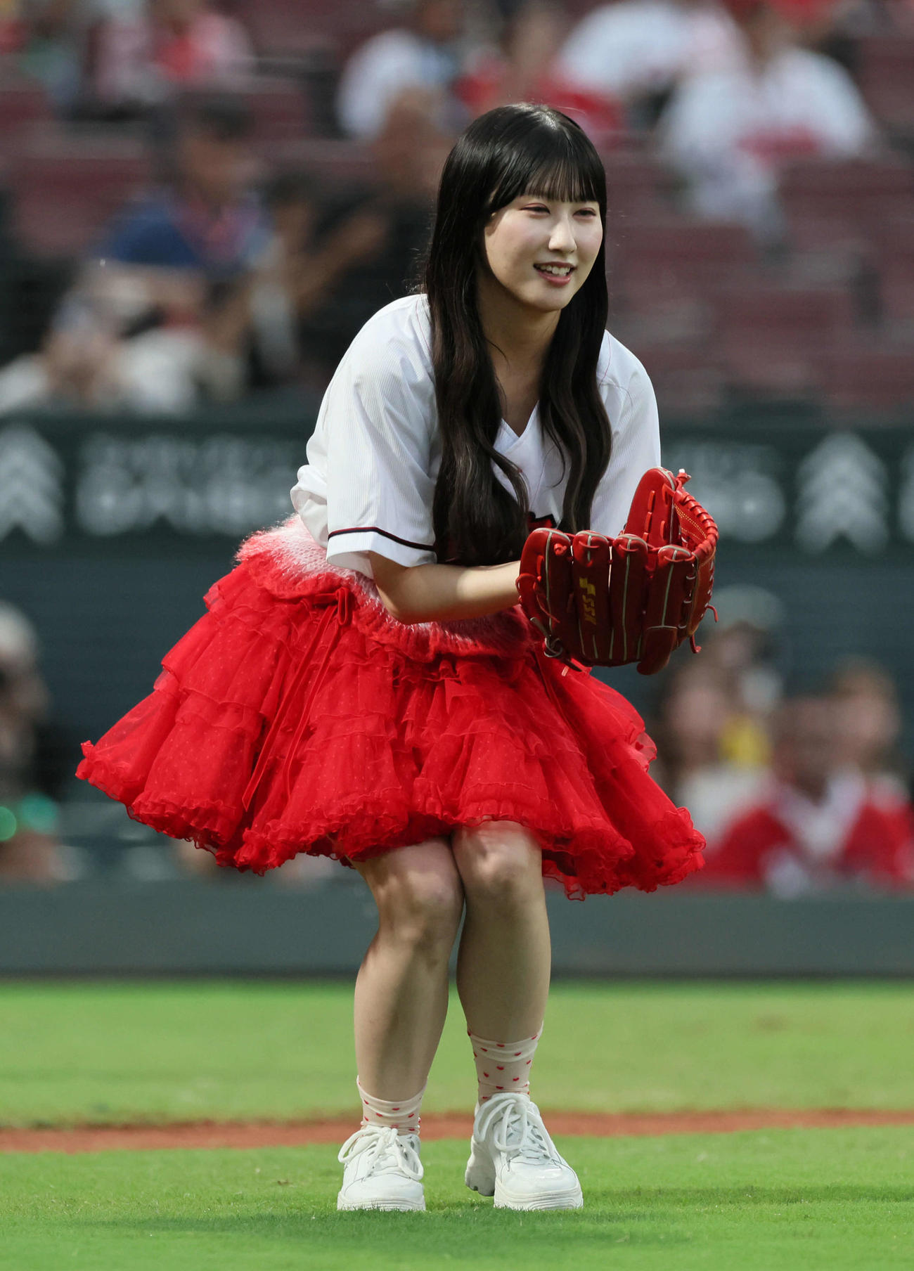 広島対阪神　始球式の練習をする＝LOVEの山本杏奈（撮影・加藤孝規）