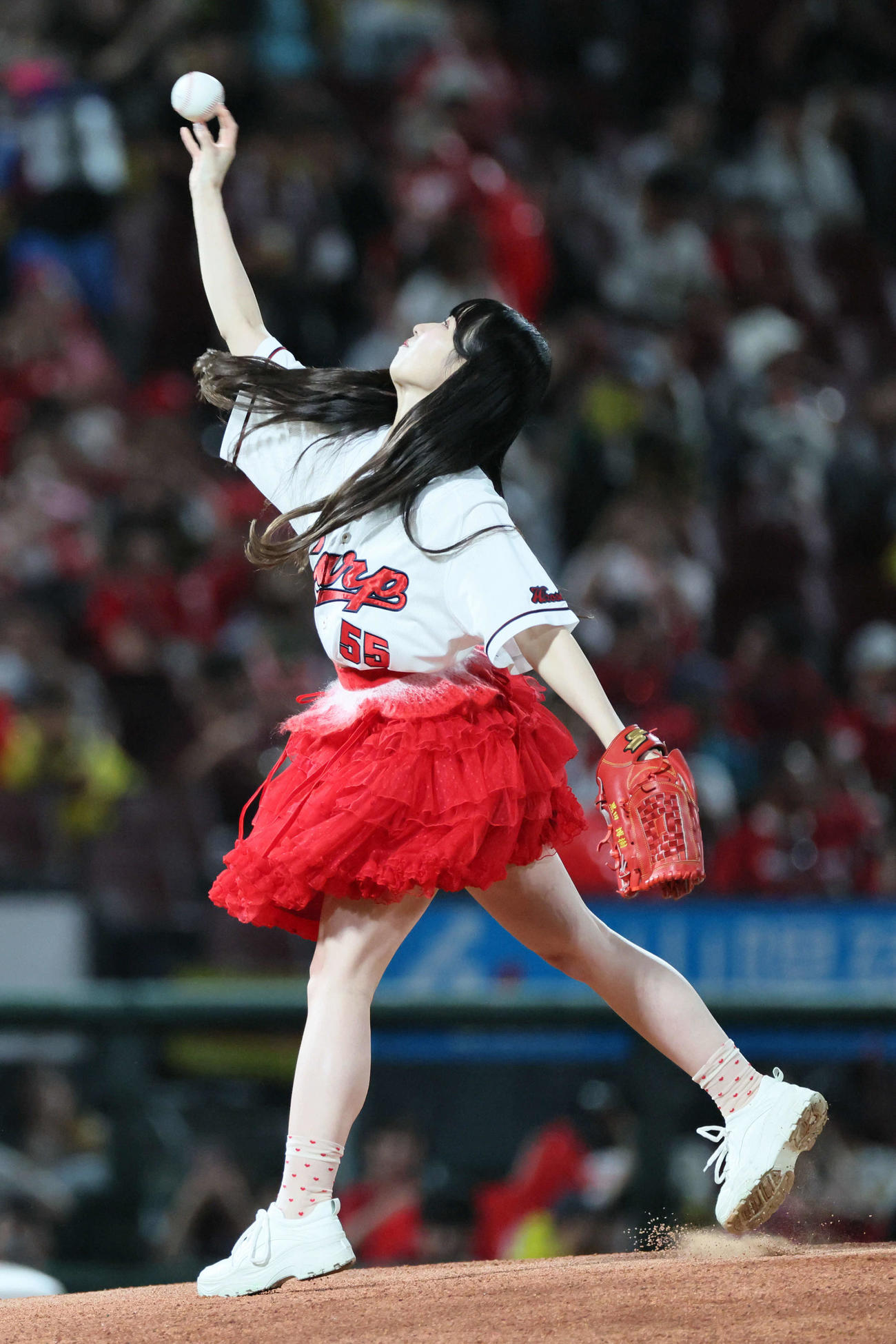 広島対阪神　始球に登場した＝LOVEの山本杏奈（撮影・加藤孝規）