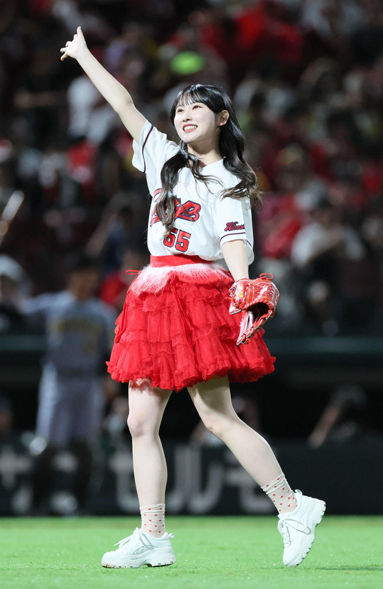 広島対阪神　始球に登場した＝LOVEの山本杏奈（撮影・加藤孝規）