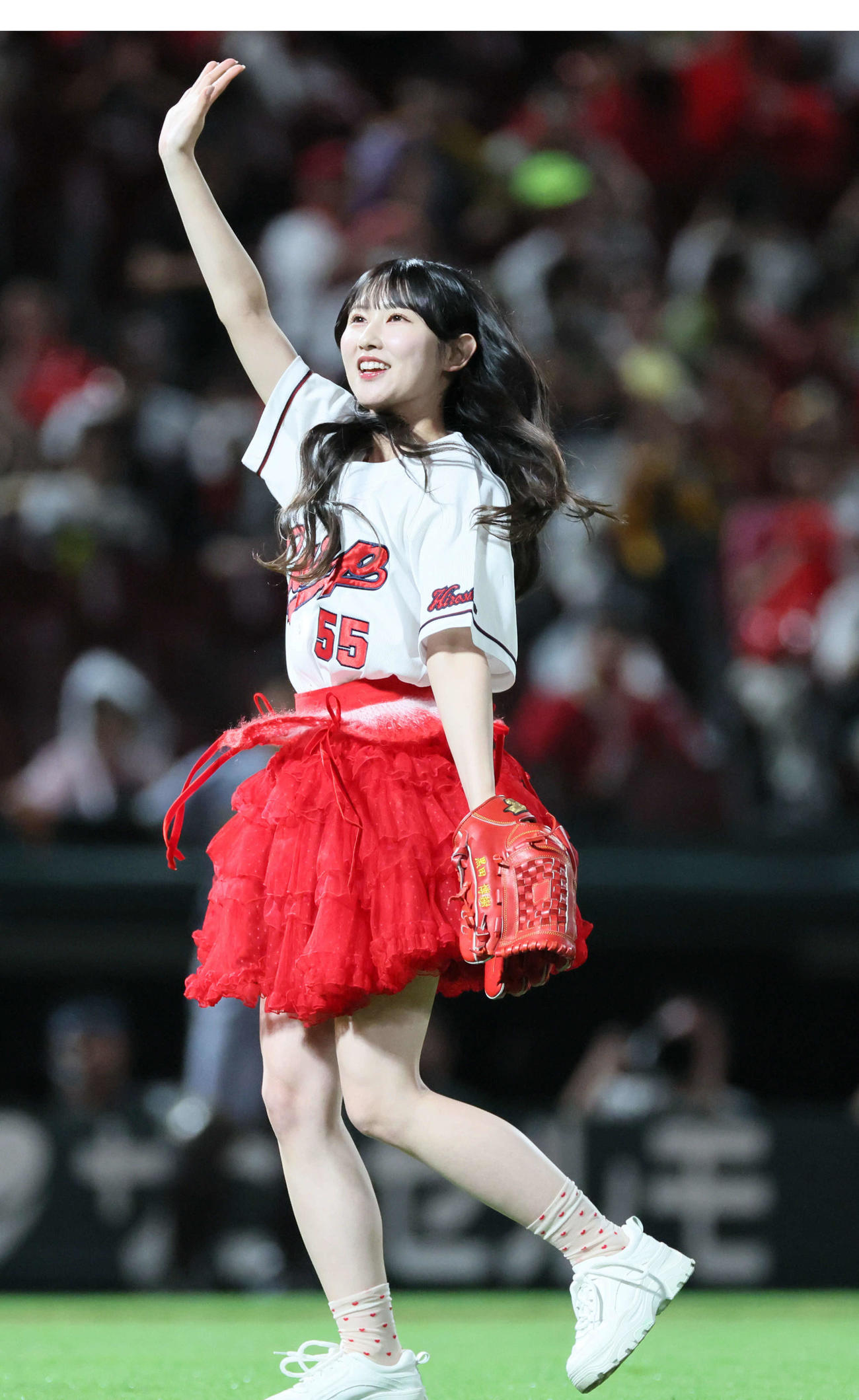 広島対阪神　始球に登場した＝LOVEの山本杏奈（撮影・加藤孝規）