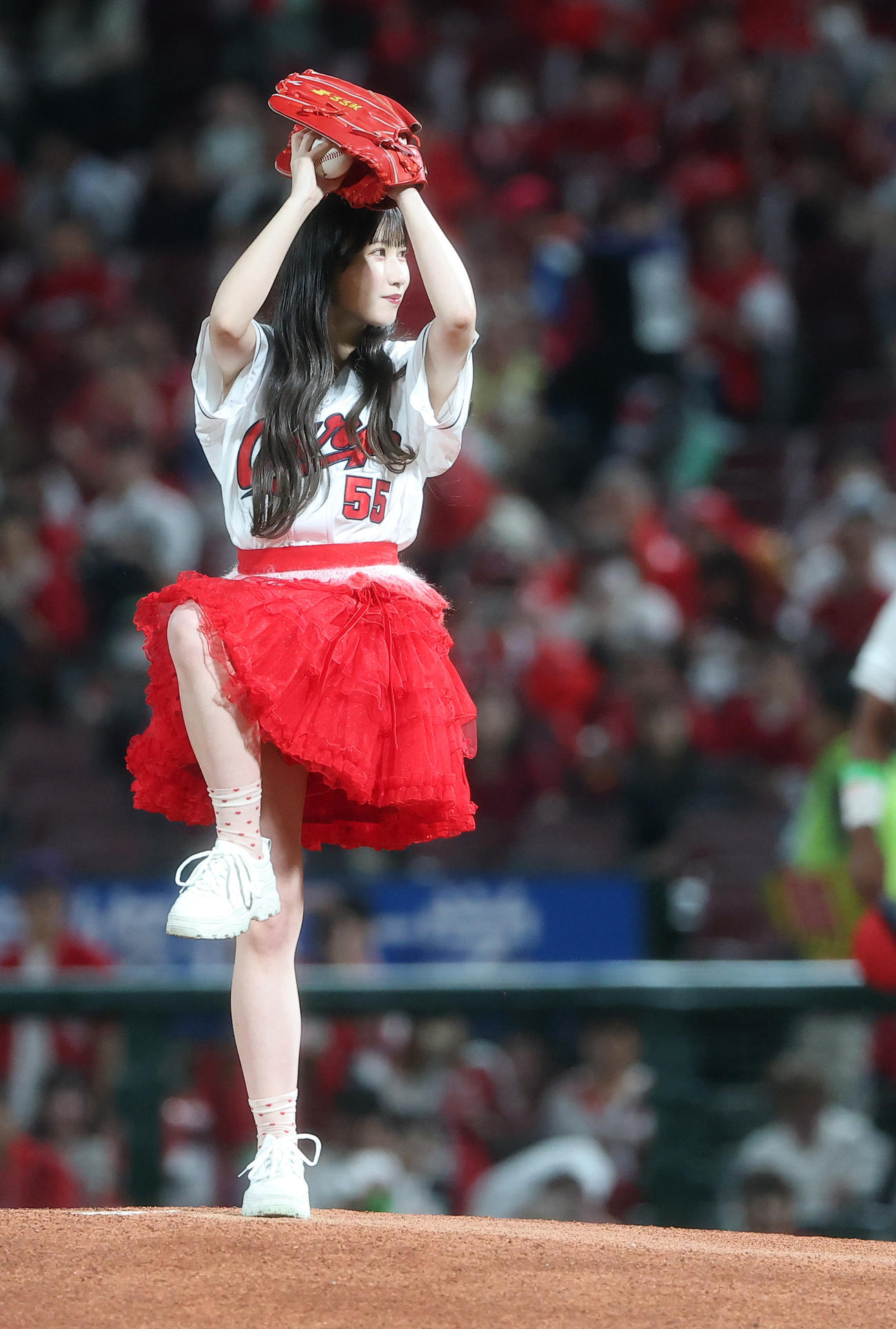 広島対阪神　始球式で投球する＝LOVEの山本杏奈（撮影・上田博志）