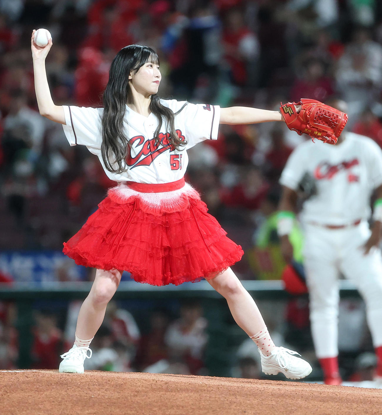 広島対阪神　始球式で投球する＝LOVEの山本杏奈（撮影・上田博志）