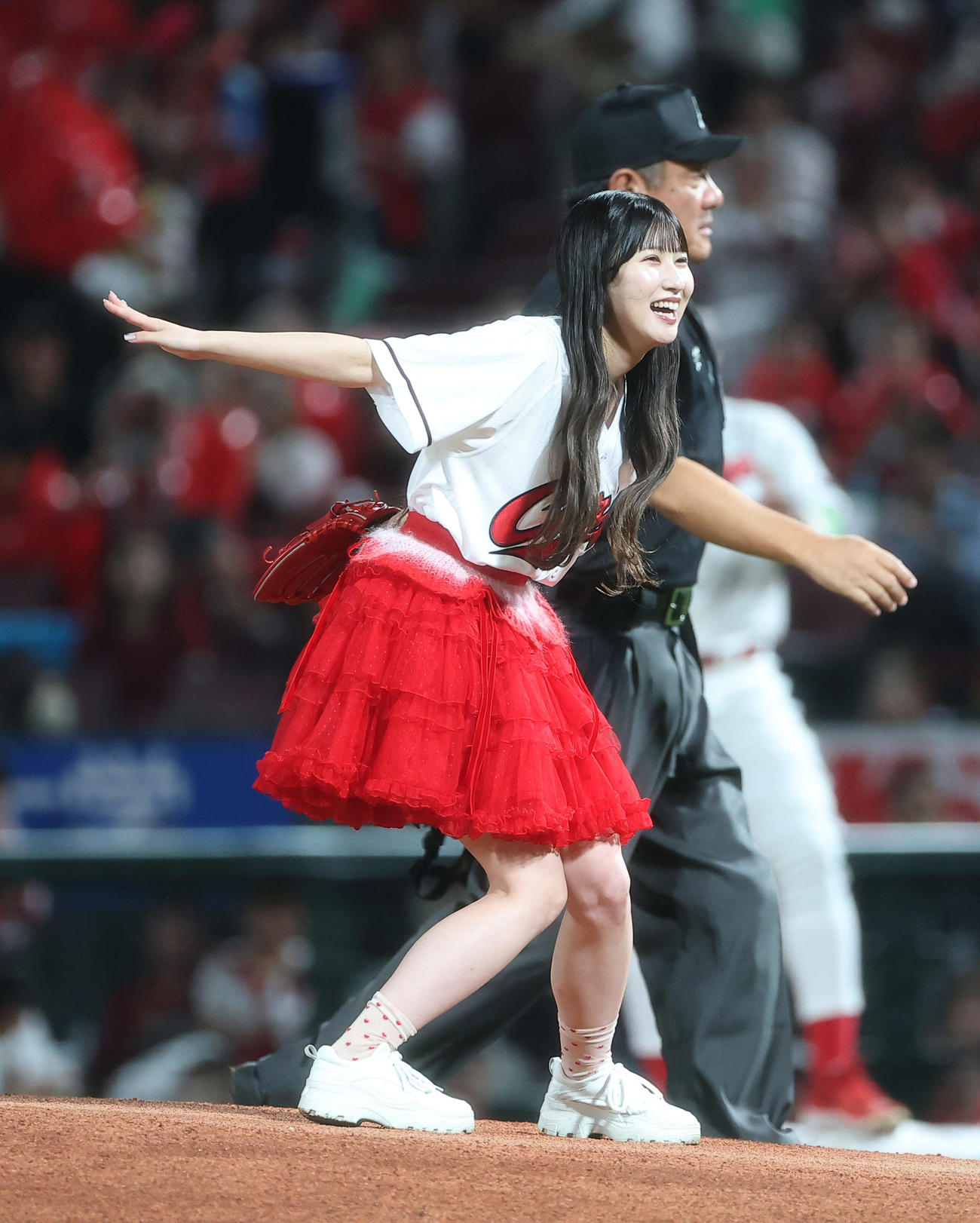 広島対阪神　始球式で投球する＝LOVEの山本杏奈（撮影・上田博志）