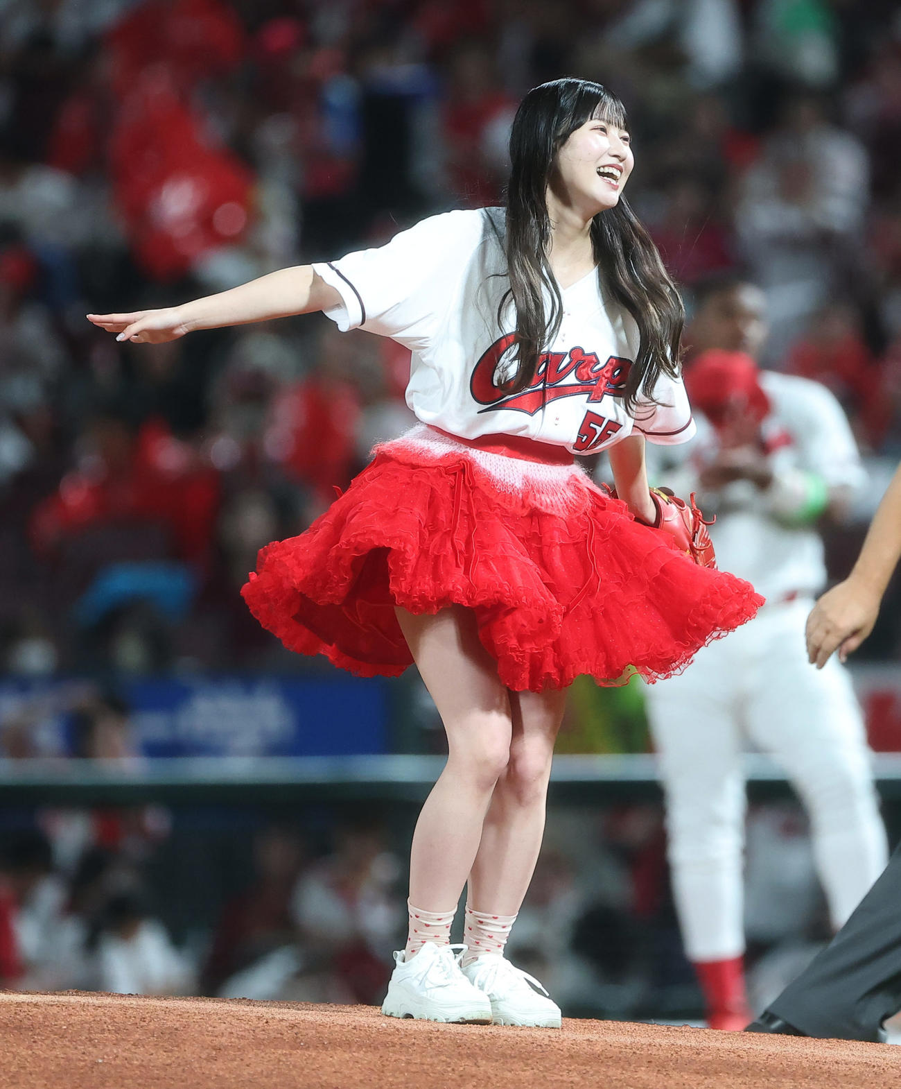 広島対阪神　始球式で投球する＝LOVEの山本杏奈（撮影・上田博志）