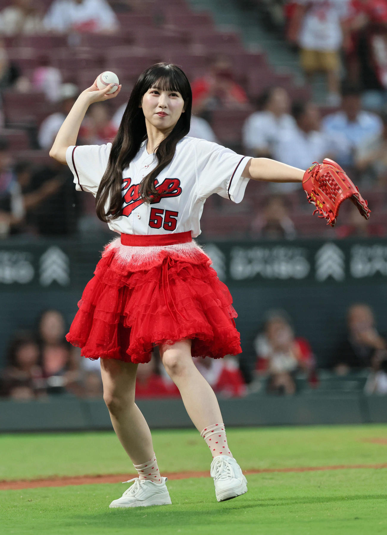 広島対阪神　始球式の練習をする＝LOVEの山本杏奈（撮影・加藤孝規）