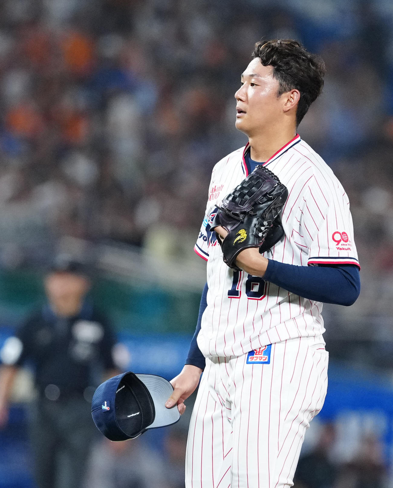 ヤクルト対巨人　5回表巨人1死一、二塁、岡本の頭部への死球で帽子を取って謝罪する奥川（撮影・江口和貴）